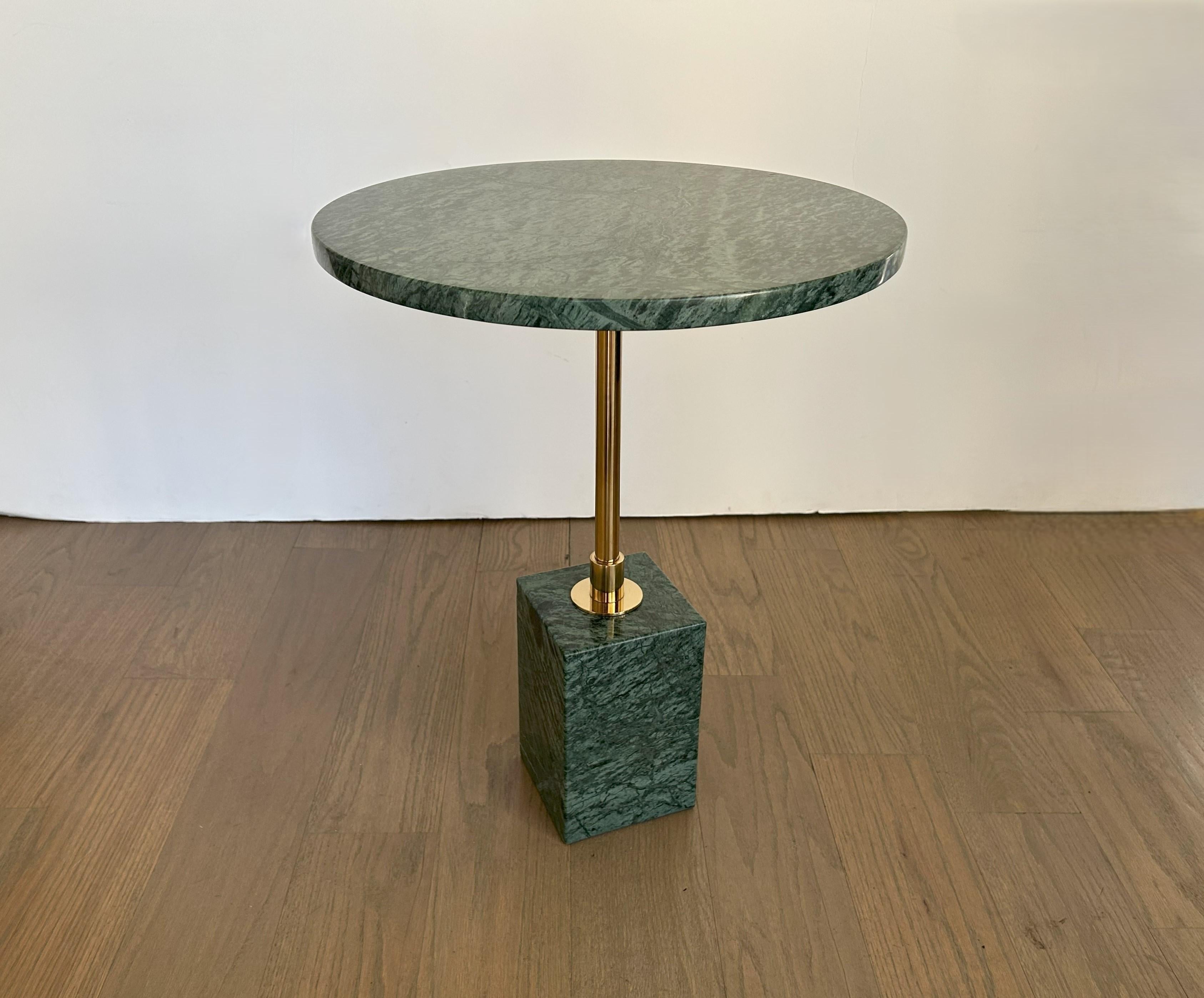 1 Petite table d'appoint minimaliste en laiton et marbre vert Bon état - En vente à Dallas, TX