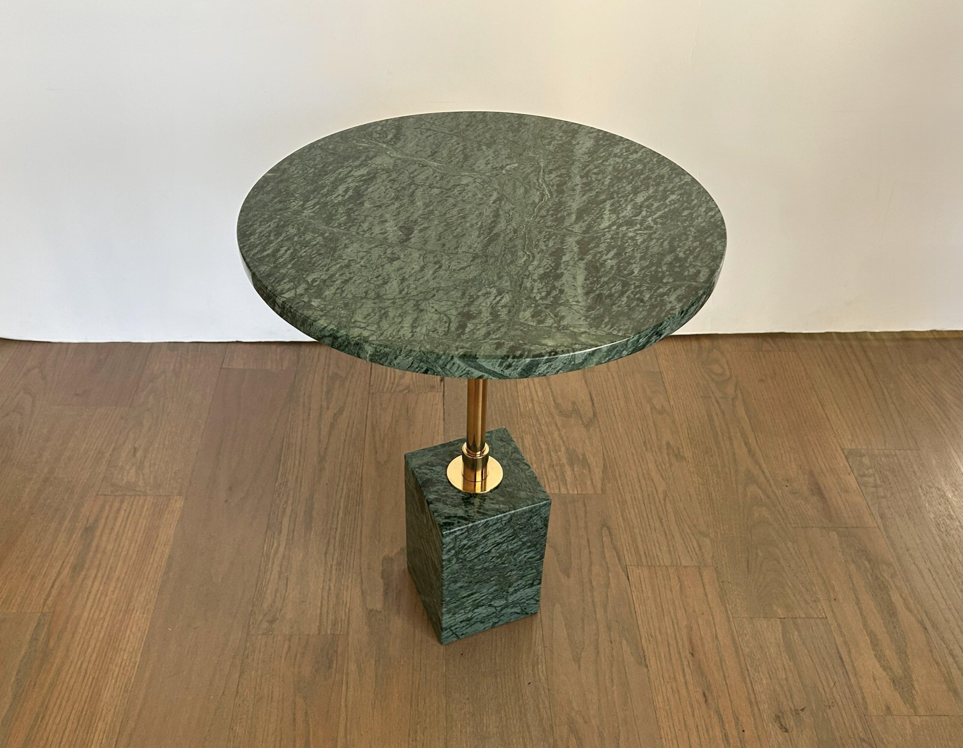 Laiton 1 Petite table d'appoint minimaliste en laiton et marbre vert en vente