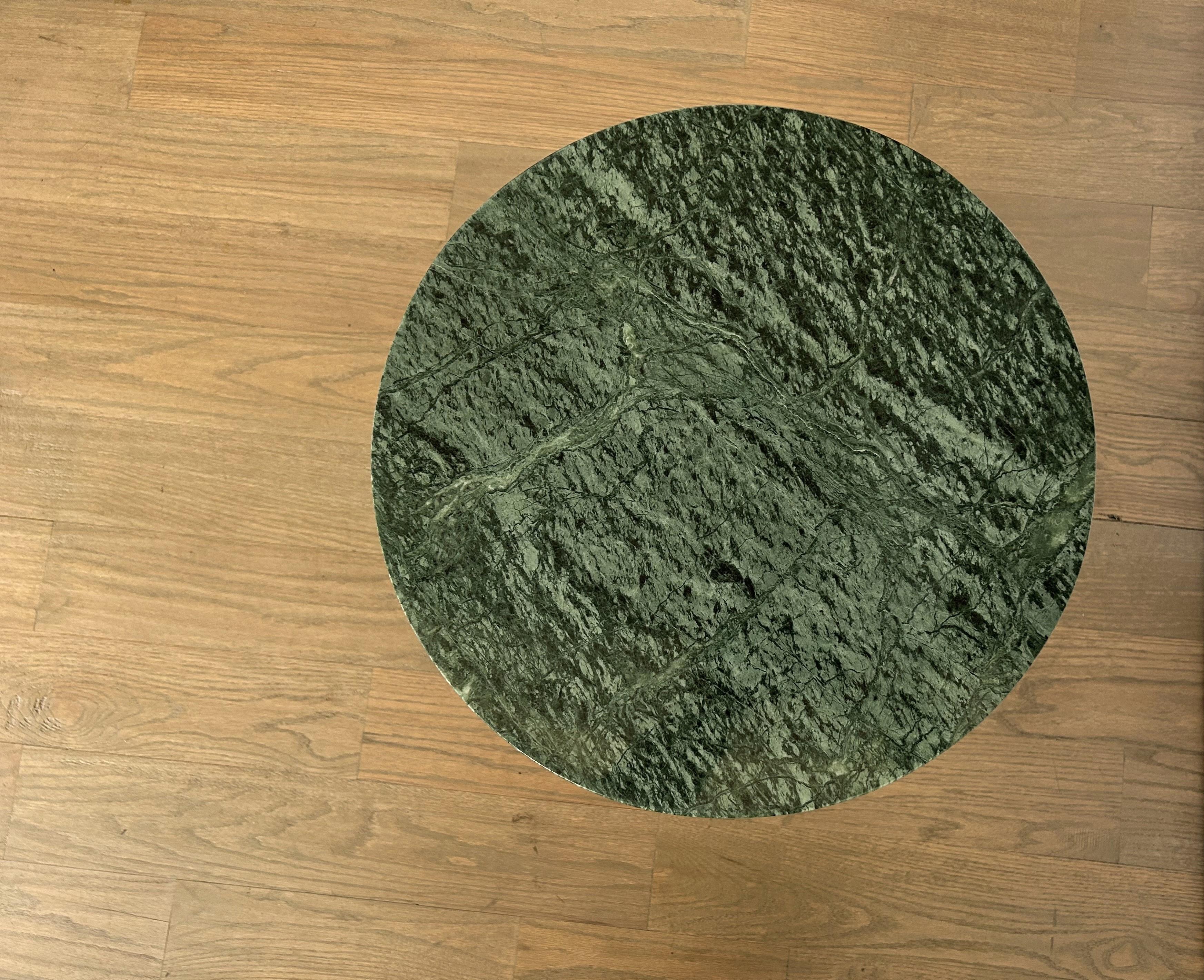 1 Petite table d'appoint minimaliste en laiton et marbre vert en vente 1