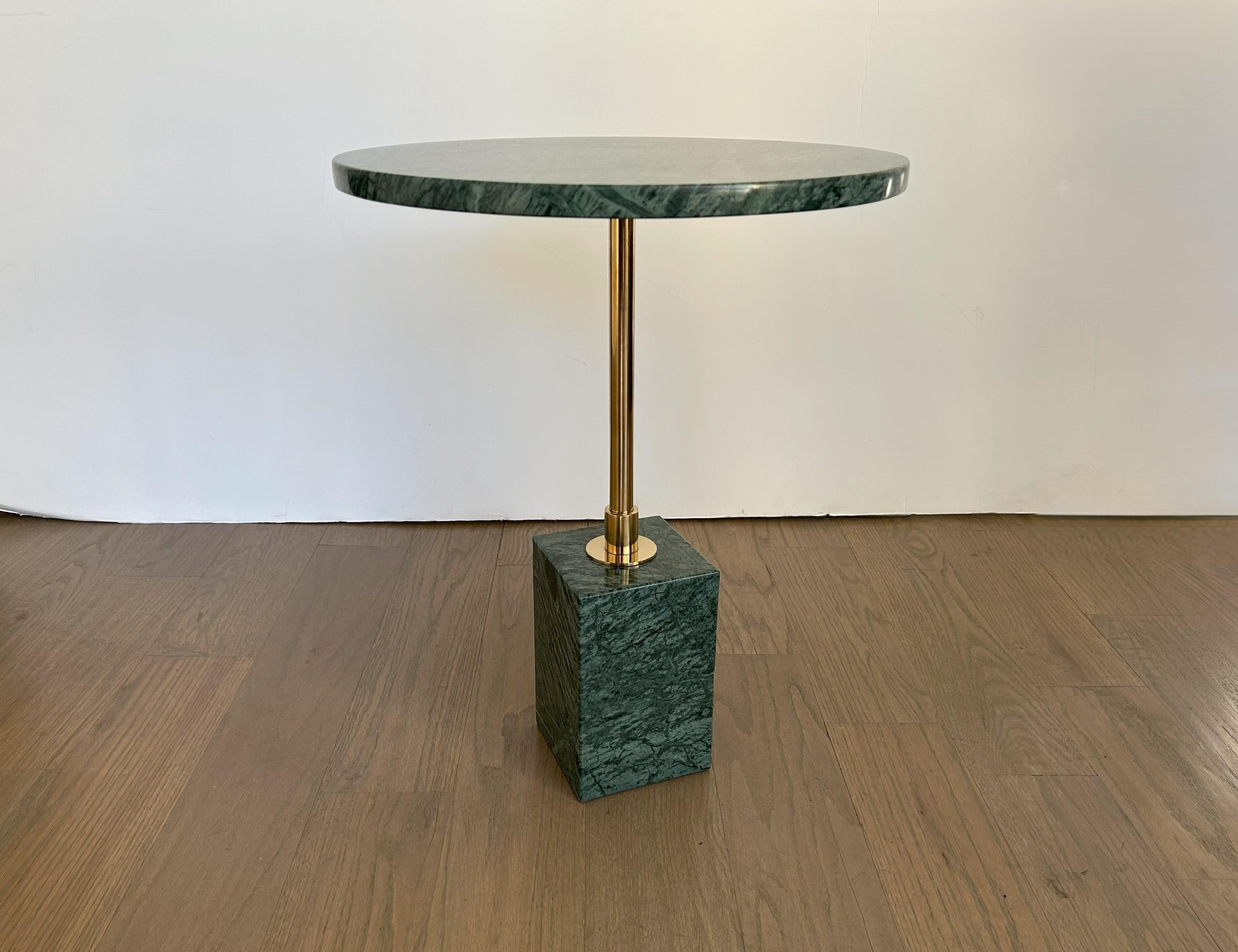 1 Petite table d'appoint minimaliste en laiton et marbre vert en vente 2
