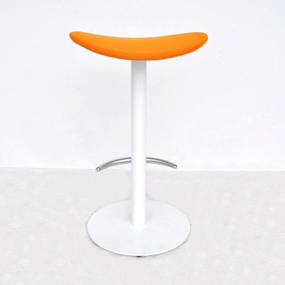 1 Modern Enea cafe counter stools by Josep Llusca

Simple and elegant counter height stool complements any gathering space. Polished aluminum footrest with seat in bright orange fabric. Steel frame in white. 10 available.
 
 Measures: 15.75