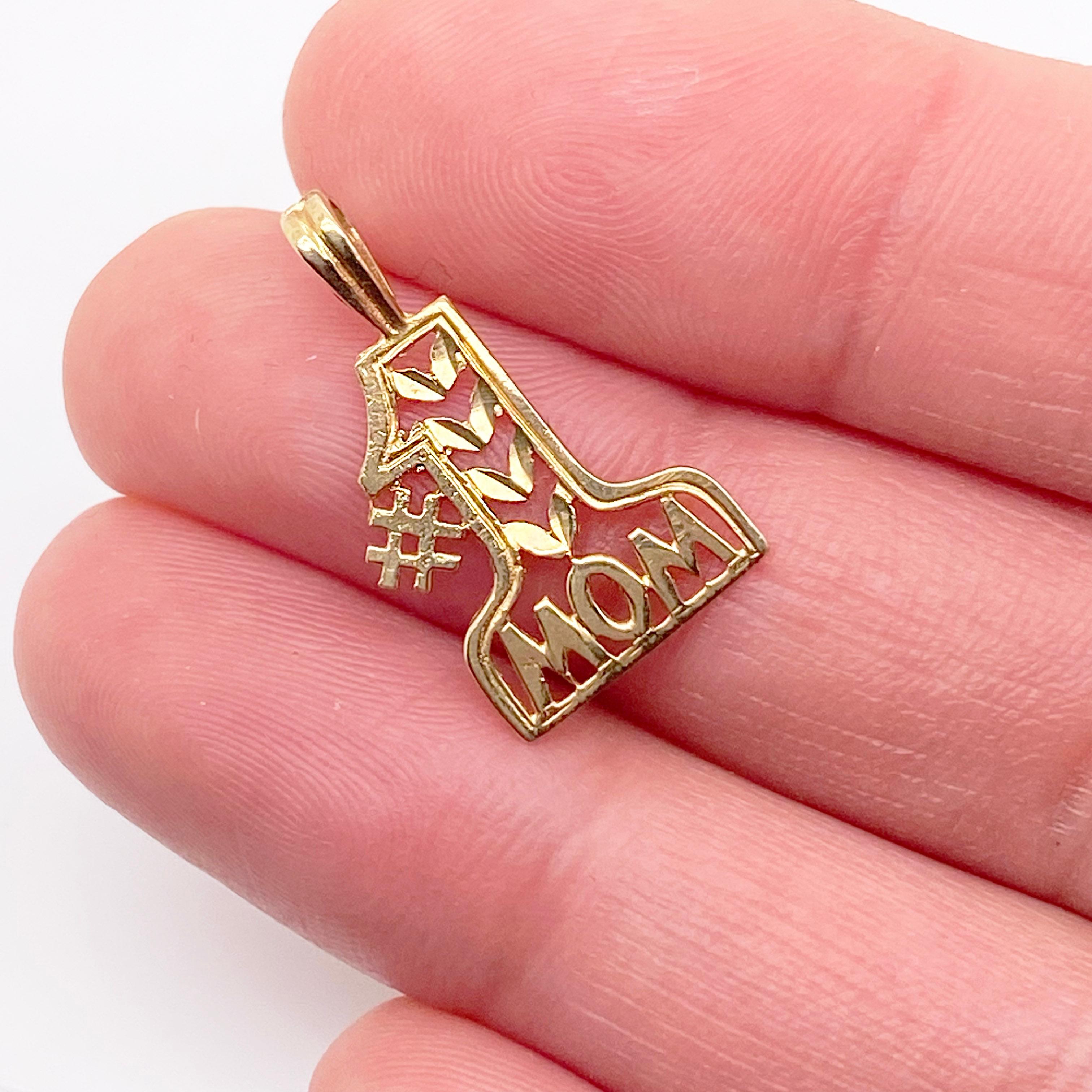 Mama ist die Beste und verdient es, die Nummer 1 zu sein! Dieser Charme aus 14 Karat Gelbgold ist ein sehr süßes, sentimentales Geschenk. Dieser kann an einem Charme-Armband oder als Anhänger an einer Halskette verwendet werden. Wie auch immer,