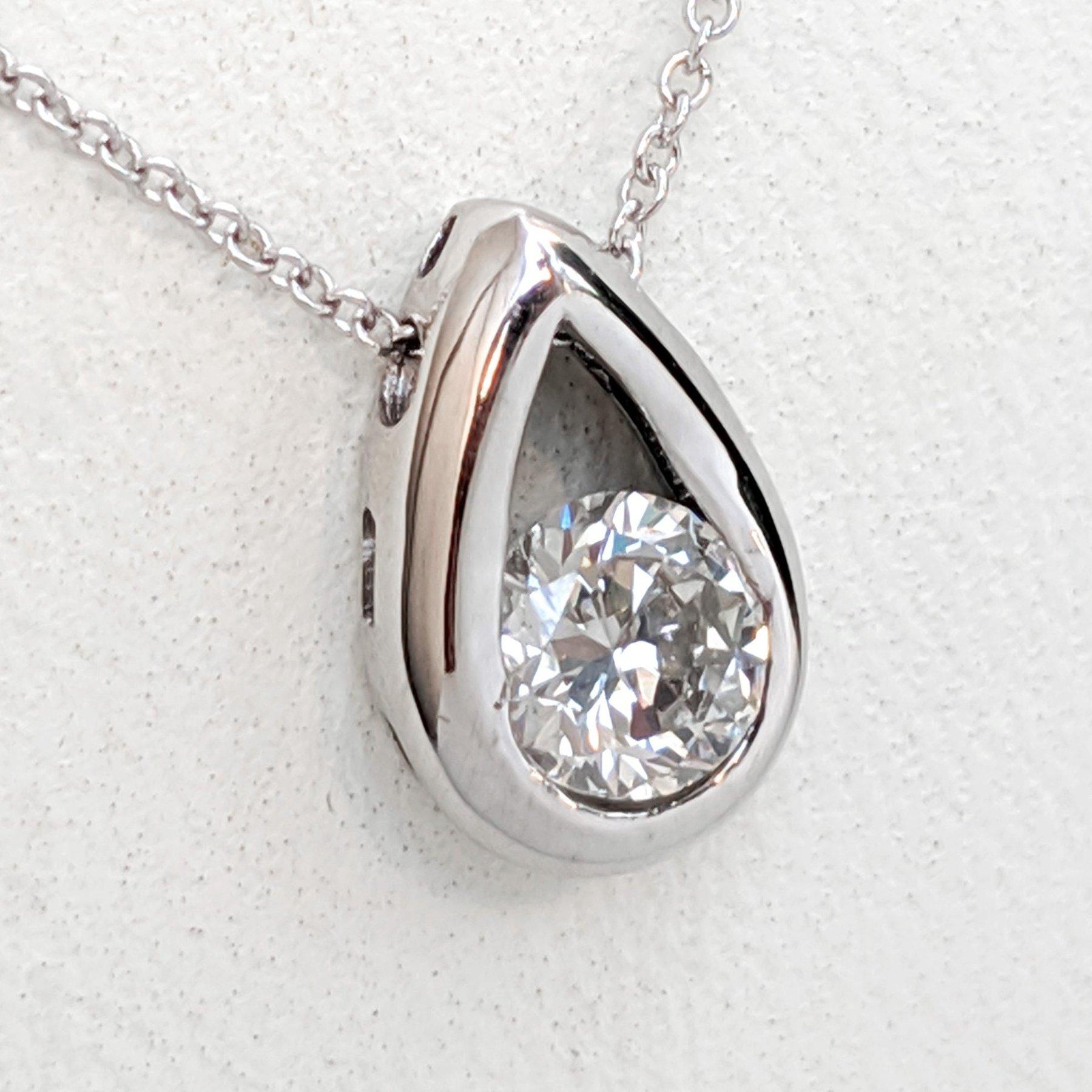 Halskette Länge: 55 cm

Mittelstein:
___________
Natürlicher Diamant
Schliff: Runder Brillant
Karat: 0,51 Karat
Farbe: H
Klarheit: SI1

Der Artikel wird von Israeli Diamonds Exchange versandt, der Kunde ist für alle lokalen Zoll- oder