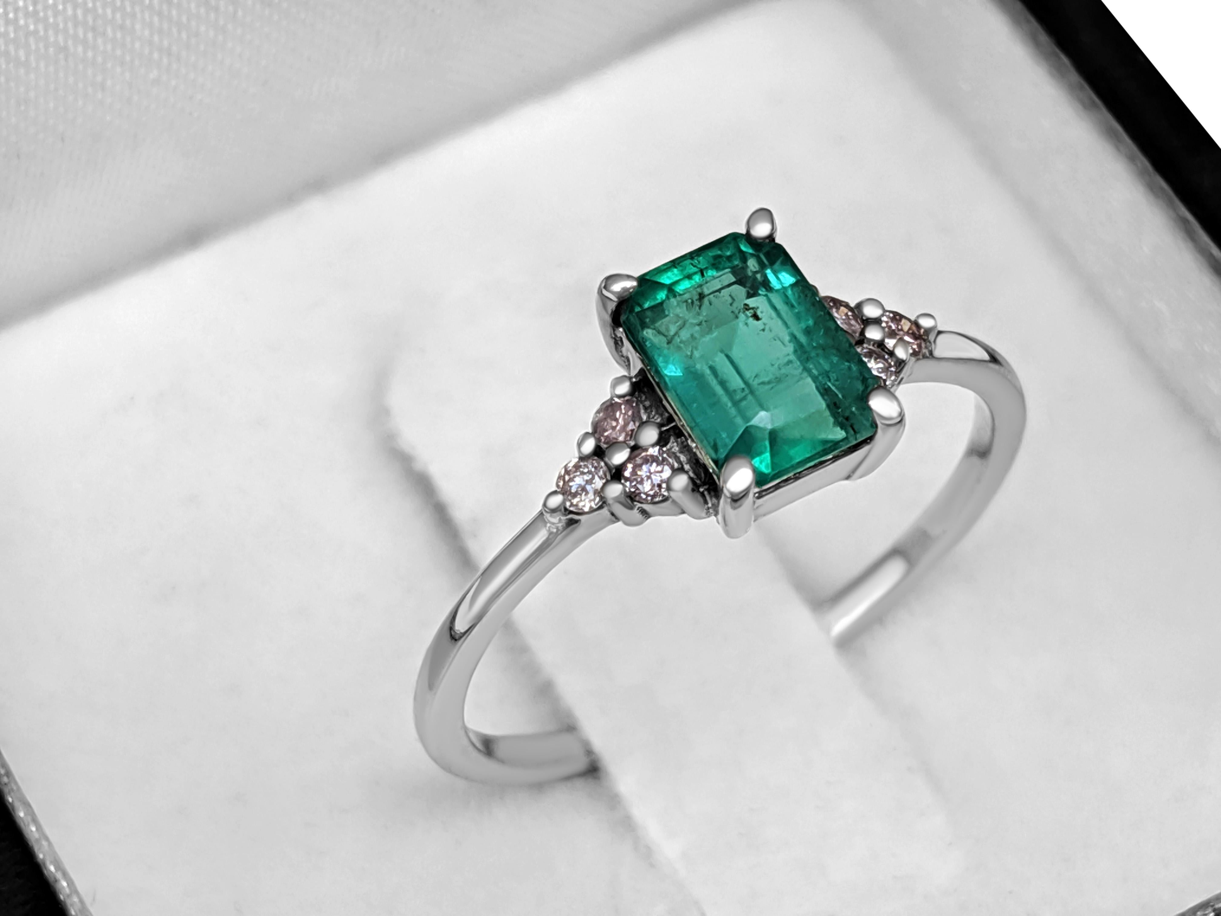 NO RESERVE! 1.10 Carat Emerald & 0.11Ct Pink Diamonds - 14K White Gold Ring In New Condition In Ramat Gan, IL