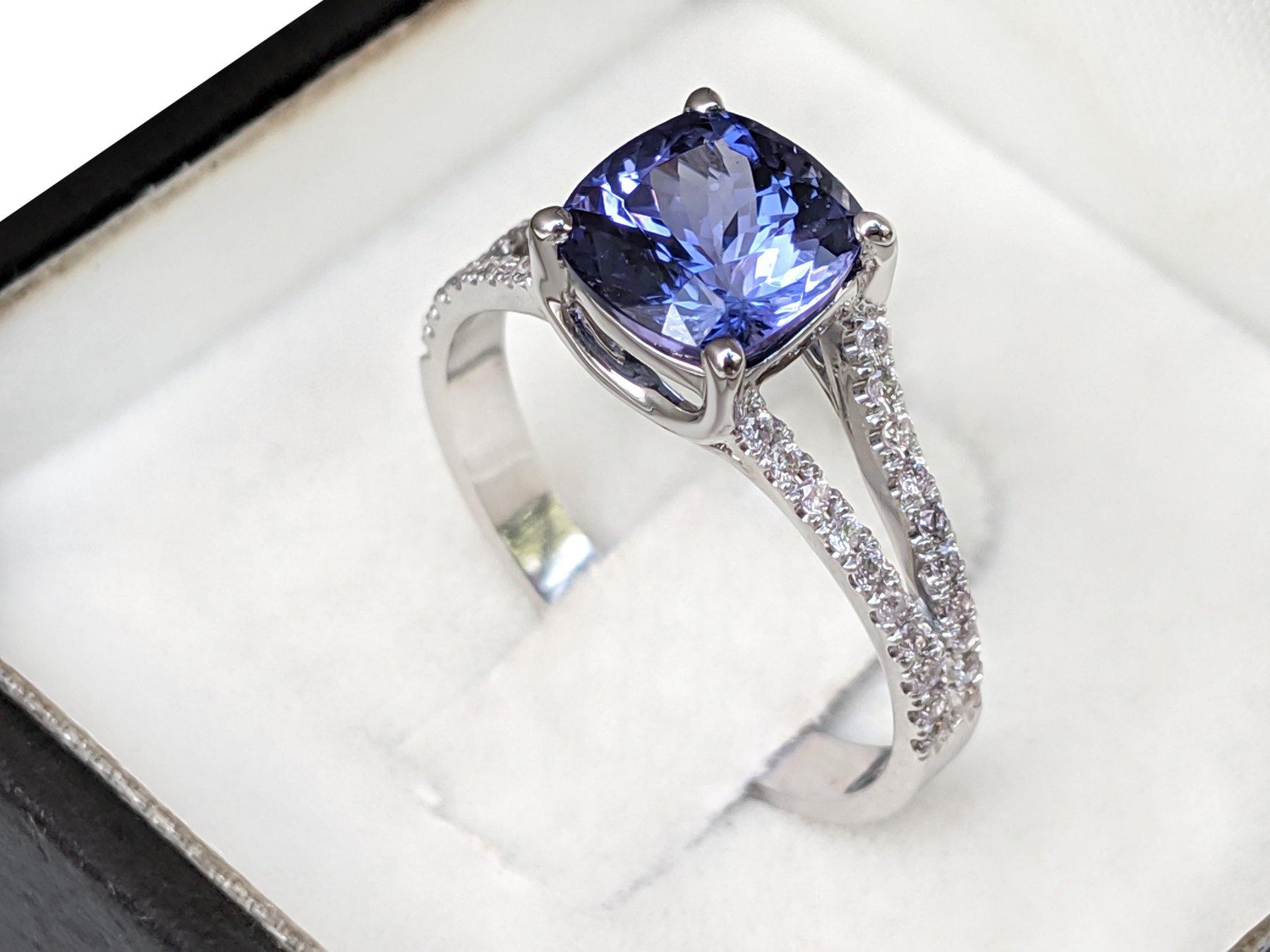 Art Deco $1 NO RESERVE!  1.85Ct Tanzanite & 0.25Ct Diamonds - 14 kt. White gold - Ring For Sale