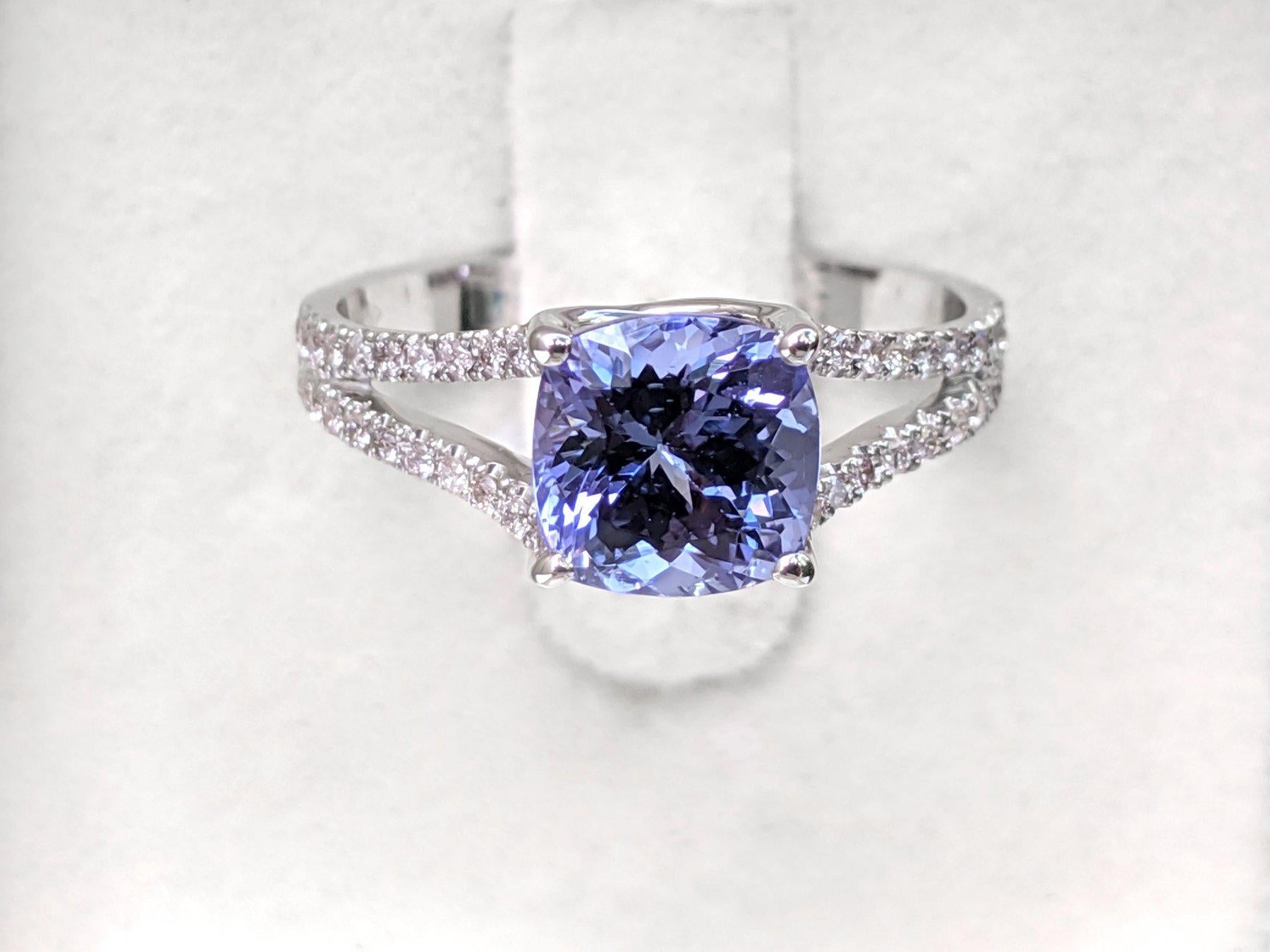 Cushion Cut $1 NO RESERVE!  1.85Ct Tanzanite & 0.25Ct Diamonds - 14 kt. White gold - Ring For Sale