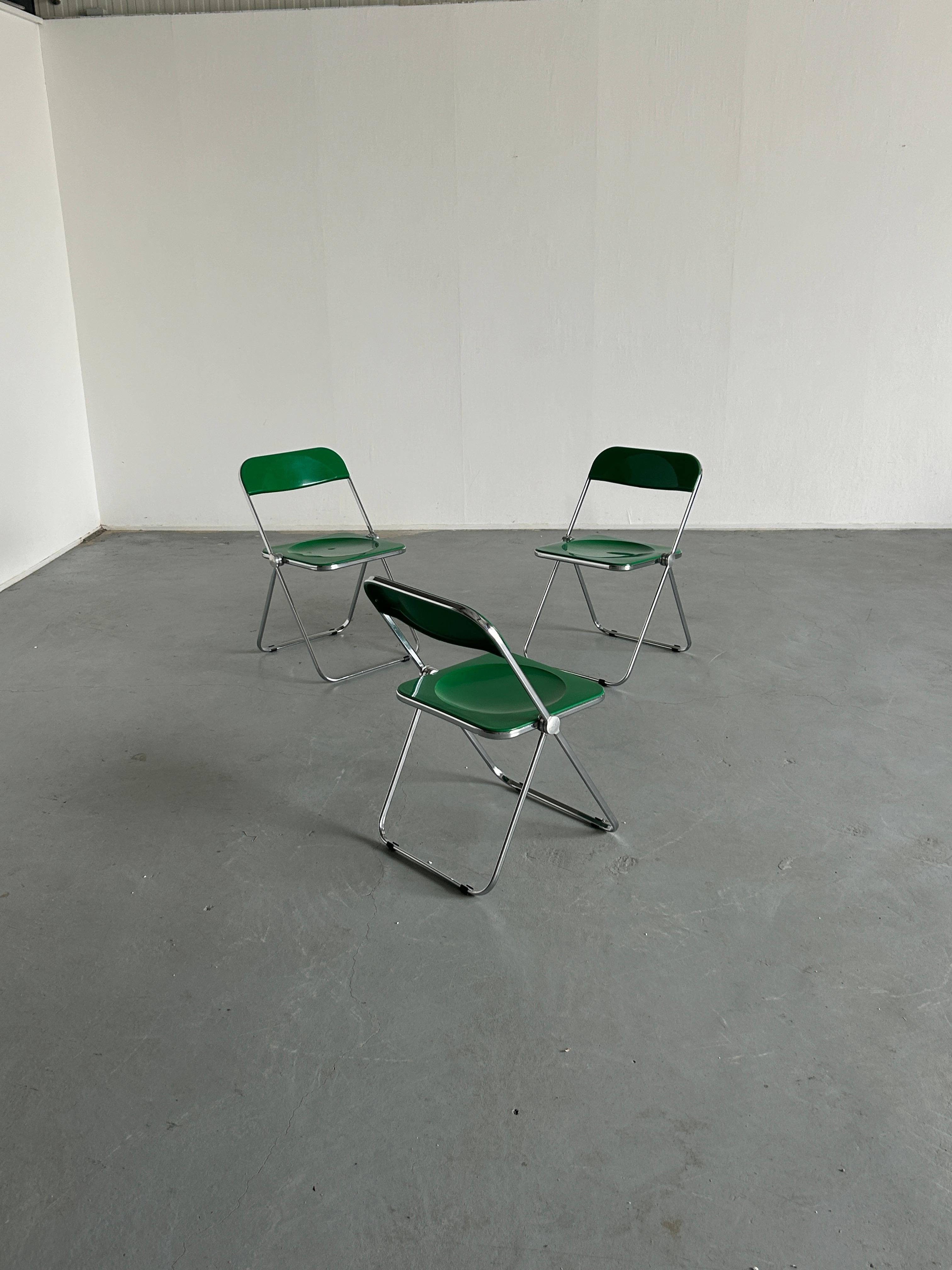 ''Das Symbol einer neuen Ära, die sich auf den Kunststoff konzentriert.'' So wurde der Plia-Stuhl 1967 auf der Fiera del Mobile in Mailand vorgestellt. Entworfen von Giancarlo Piretti für Anonima Castelli, Italien.

Das Gestell besteht aus