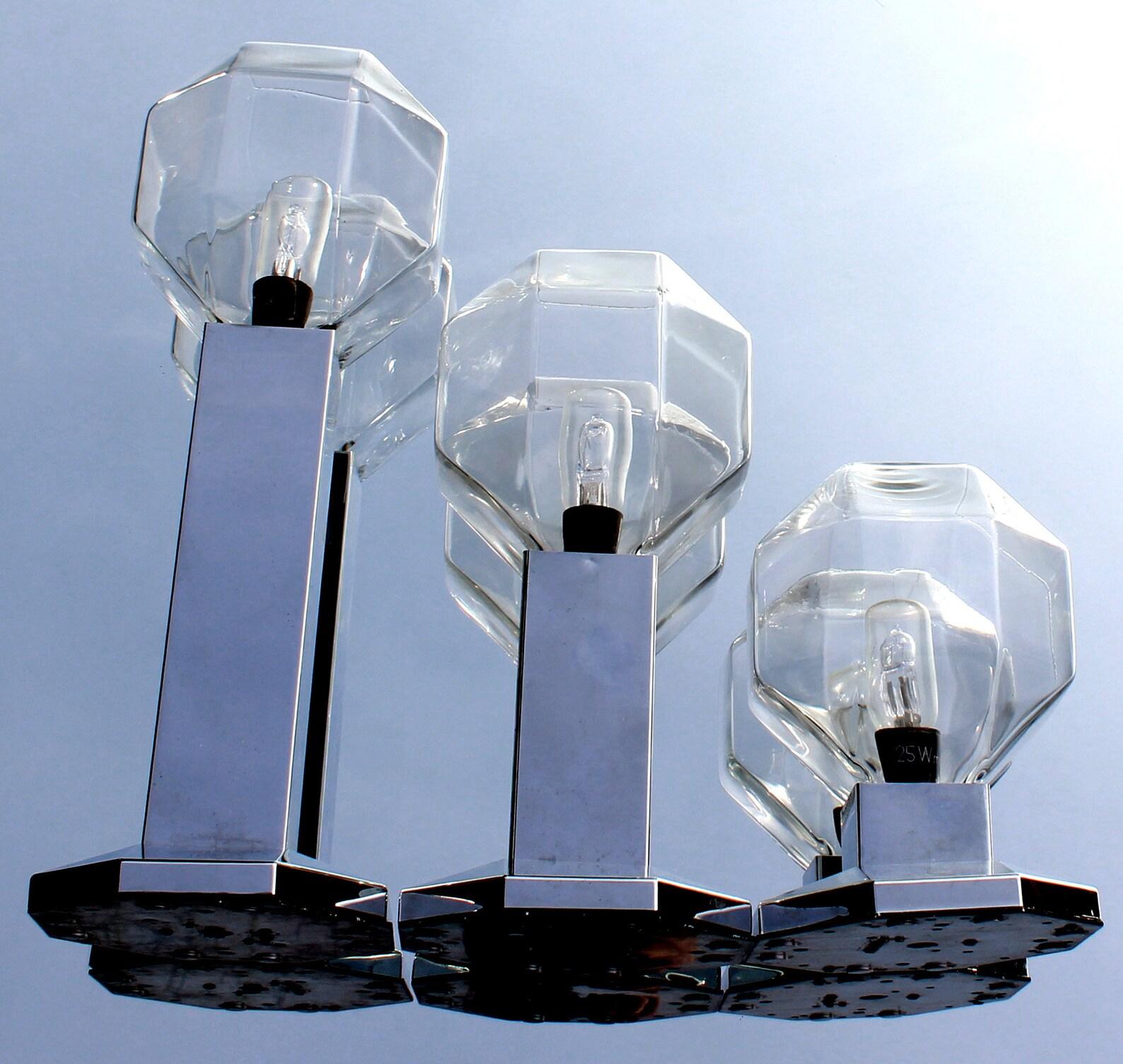 1 of 10 cluster of 5 wall or ceiling lamps (E14 bulbs) chromed & facetted glass by Motoko Ishii for staff Germany labeled 6640-45

Cluster of 5 wall lights chrome & facetted glass 1970s, rewired

The design of these well-preserved german sconces