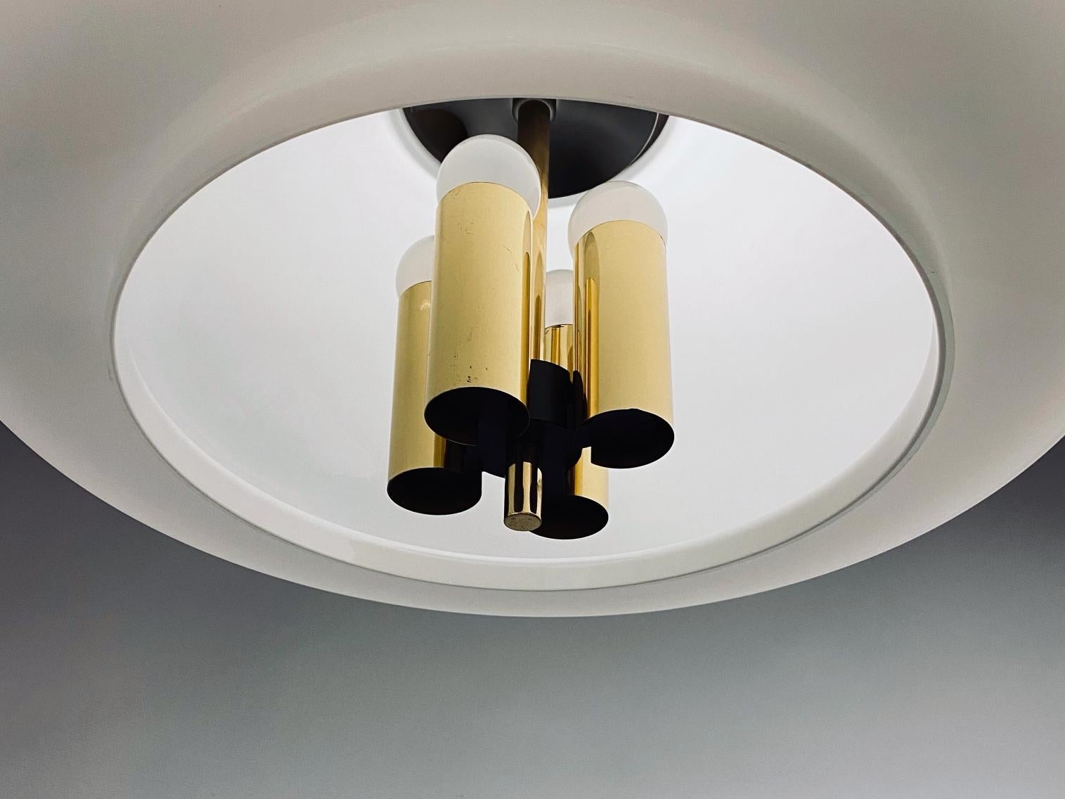 Glashütte Limburg, lampada a sospensione in ottone e funghi opalini, lampadario anni '70, Germania In condizioni buone in vendita a Biebergemund, Hessen