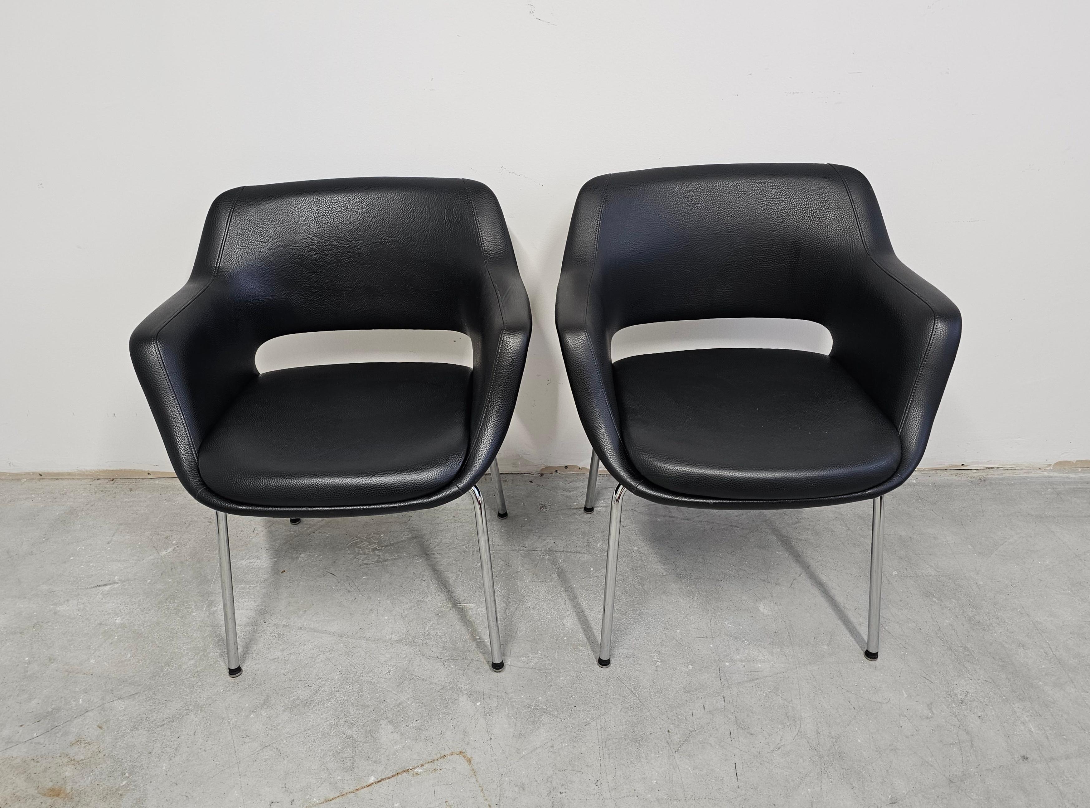 In this listing you will find an elegant and sleek Kilta armchair done in black leather and chrome plated steel. It was designed by Finnish designer Olli Mannermaa for Martela in Italy. The Kilta chair is a Finnish design Classic. Kilta’s timeless
