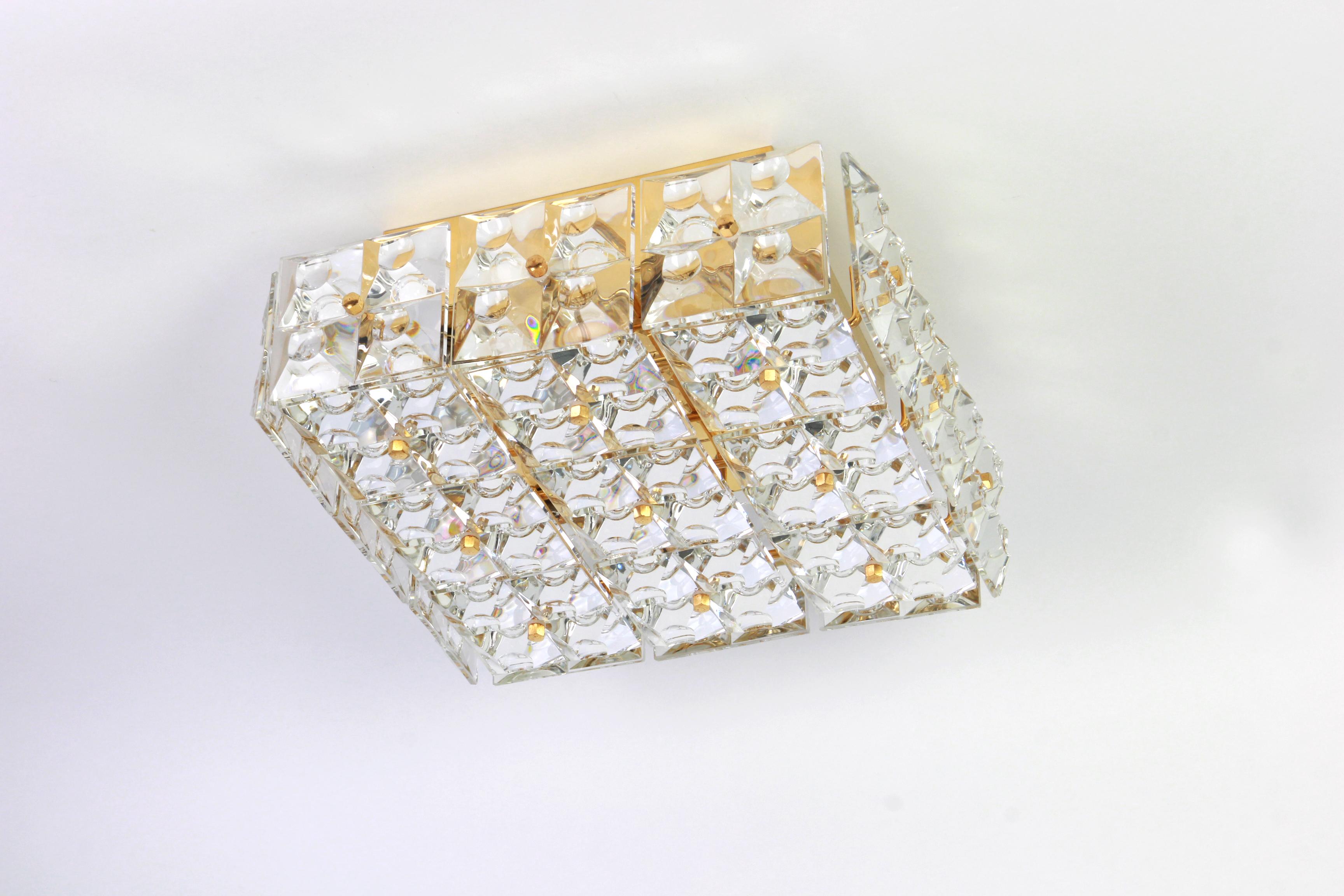 Eine atemberaubende Leuchte von Kinkeldey, Deutschland, hergestellt ca. 1970-1979. Ein handgefertigtes und hochwertiges Stück. Die Leuchte ist aus Messing gefertigt und mit vielen facettierten Kristallglaselementen versehen.
Maße: Durchmesser 14.9