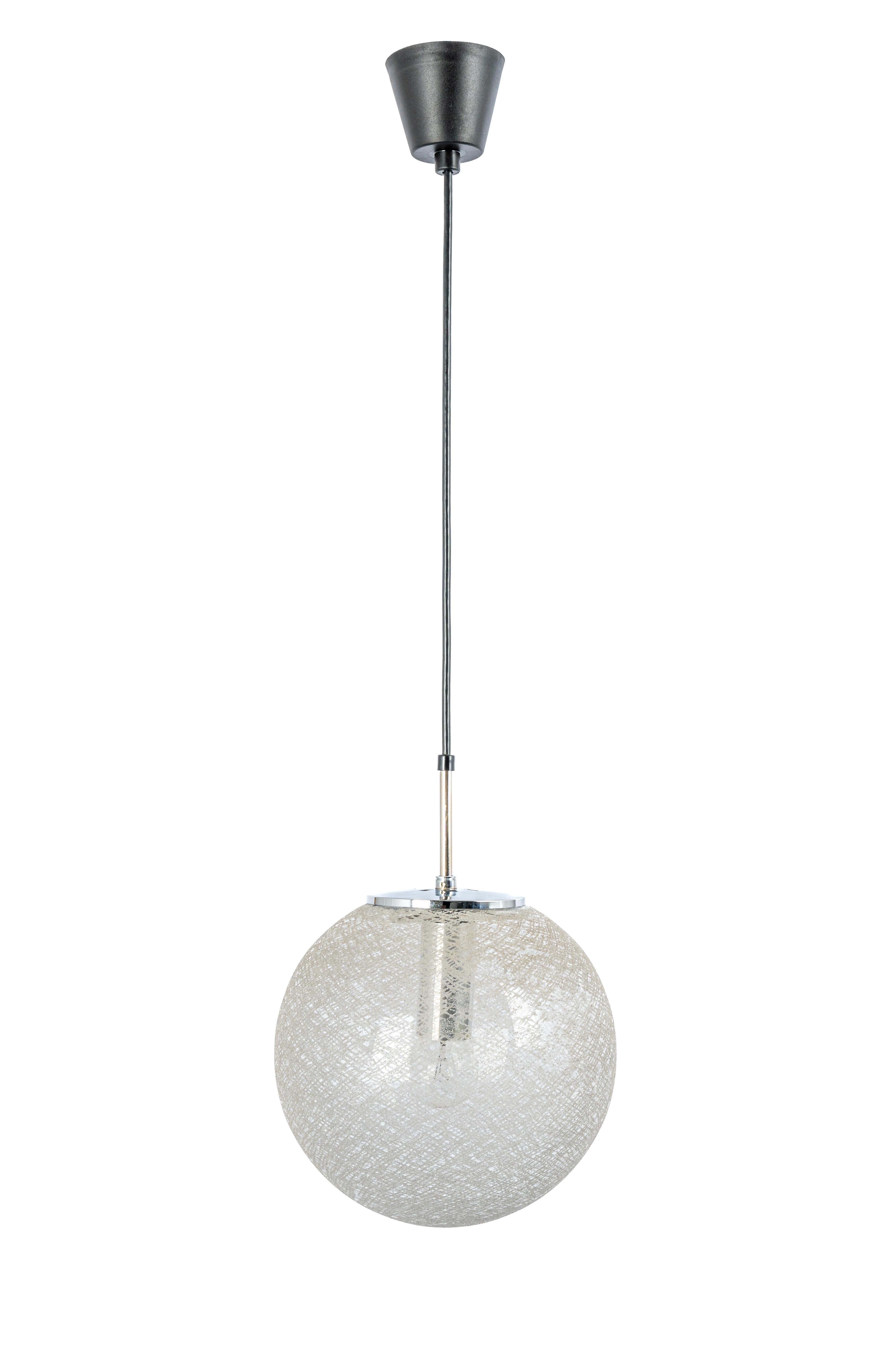 1 of 10 clear glass ball (hand-made) pendants, manufactured by Limburg, Germany, circa 1970-1979.

Sockets: 1 x E27 standard bulbs.
Light bulbs are not included. It is possible to install this fixture in all countries (US, UK, Europe, Asia,