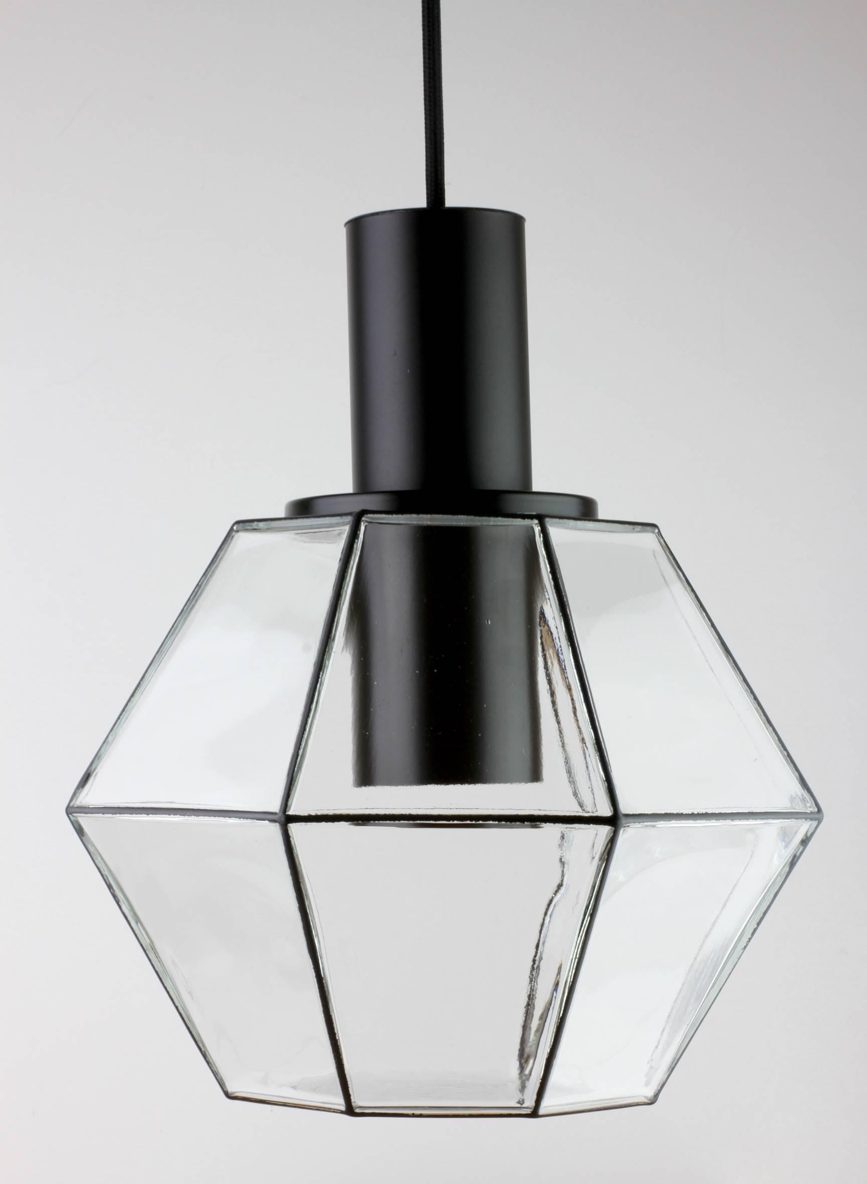 Eine von zehn minimalistischen Pendelleuchten aus deutscher Produktion von Glashütte Limburg, ca. 1970er Jahre. Das schlichte, aber auffallend klare, modernistische Design sieht mühelos zeitlos aus und passt sowohl in ein Haus der Jahrhundertmitte