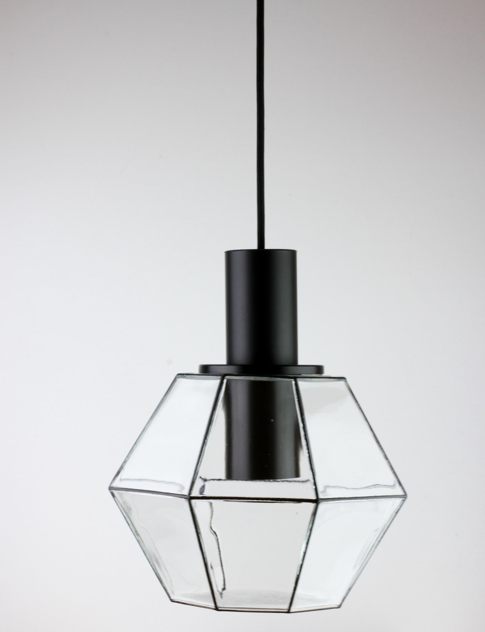 Uno dei dieci apparecchi o lampade a sospensione d'epoca minimalisti di produzione tedesca, disegnati dal famoso designer danese Hans-Agne Jakobsson e prodotti da Glashütte Limburg, intorno agli anni Settanta. Il design modernista, semplice ma
