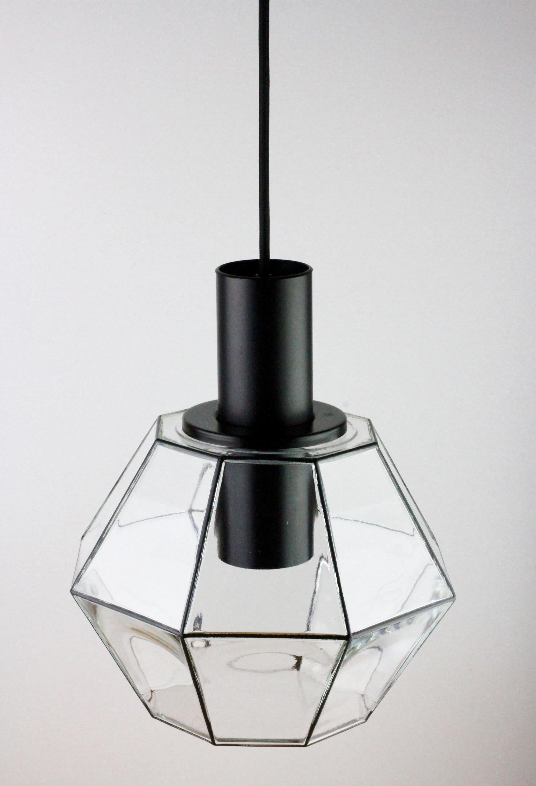 Mid-Century moderno 1 of 10 Lampade a sospensione geometriche minimaliste in vetro nero e trasparente di Limburg degli anni '70 in vendita