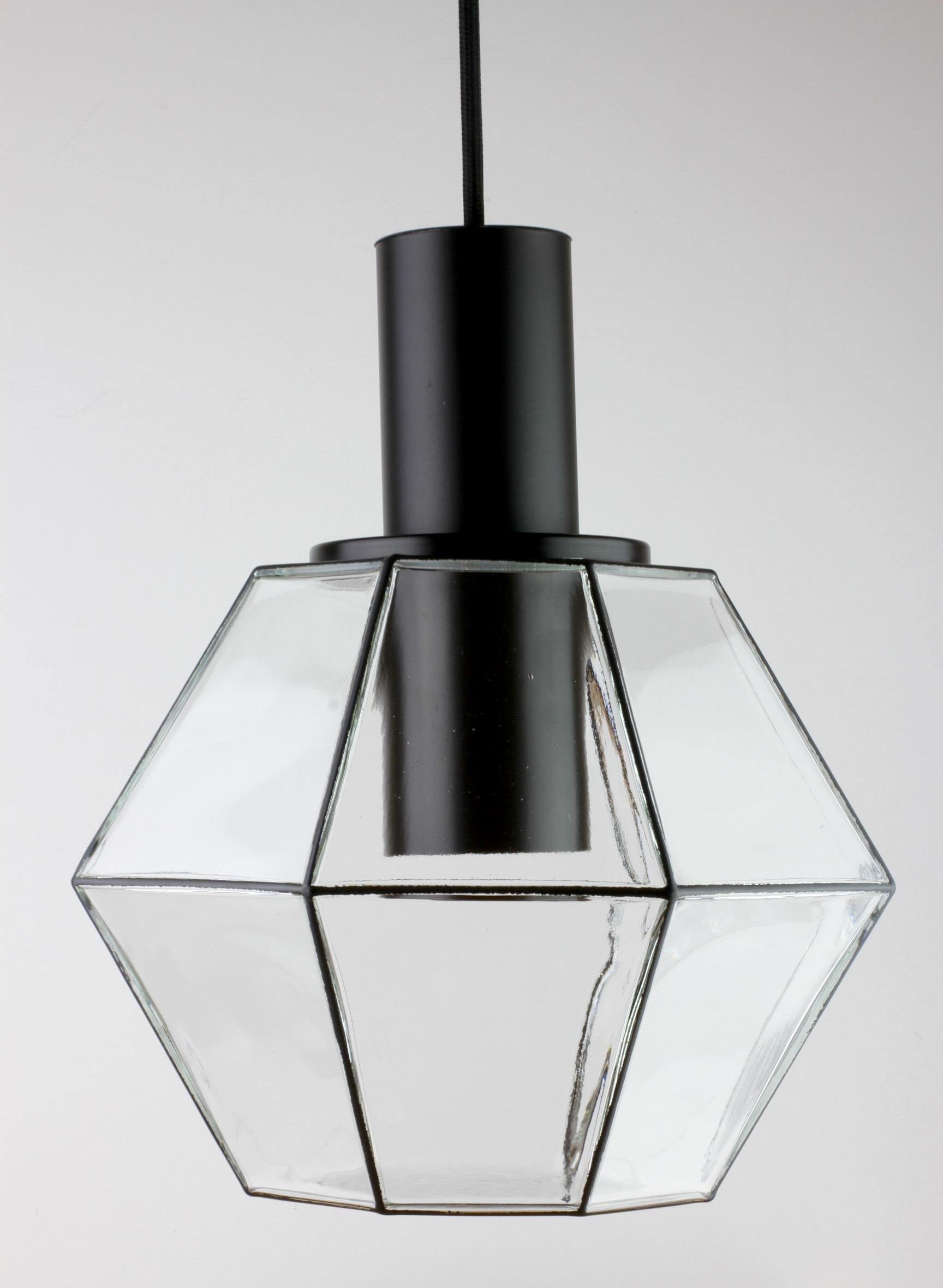 Stampato 1 of 10 Lampade a sospensione geometriche minimaliste in vetro nero e trasparente di Limburg degli anni '70 in vendita