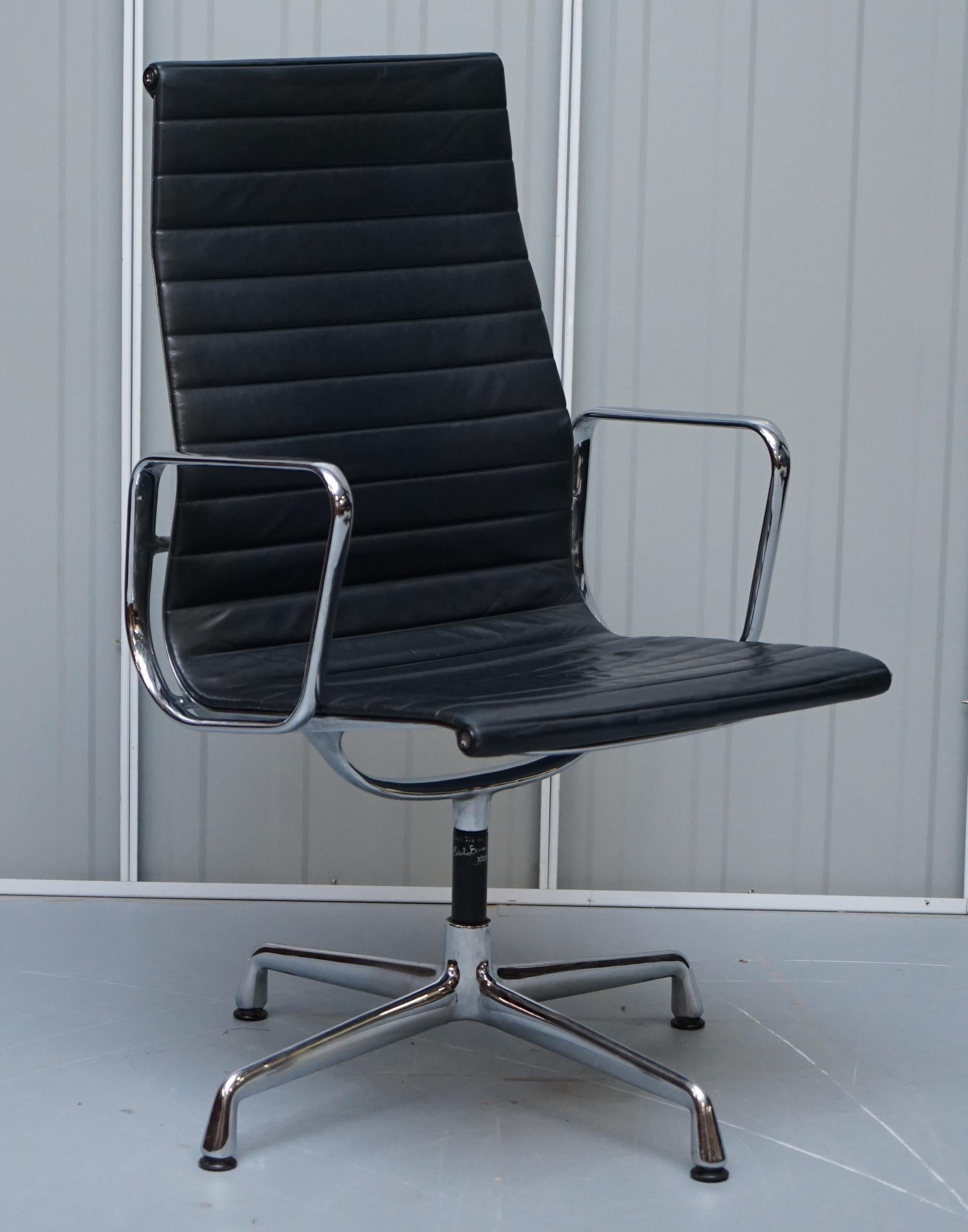 Nous avons le plaisir d'offrir à la vente 1 des 10 fauteuils de bureau pivotants en cuir noir à haut dossier de Charles & Rays Eames, Vitra, Herman Miller. Prix conseillé : 34 000 euros.

Ces chaises sont à peu près aussi emblématiques et connues
