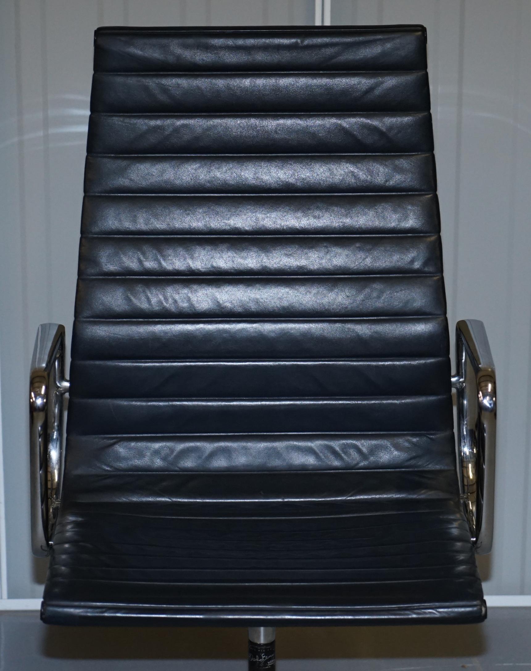 Anglais 1 de 10 Vitra Eames Herman Miller Chaises de bureau pivotantes en cuir noir en vente