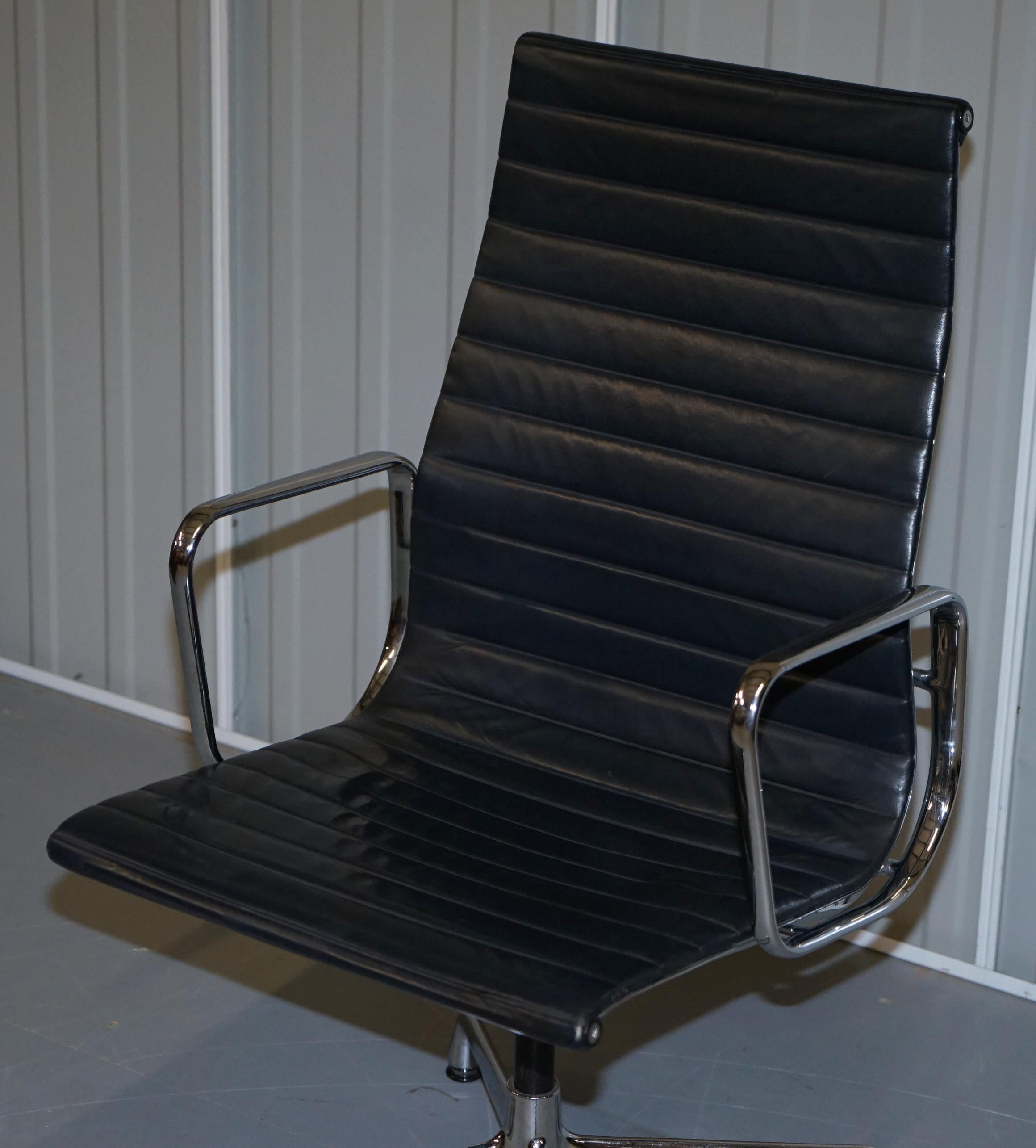 Fait main 1 de 10 Vitra Eames Herman Miller Chaises de bureau pivotantes en cuir noir en vente