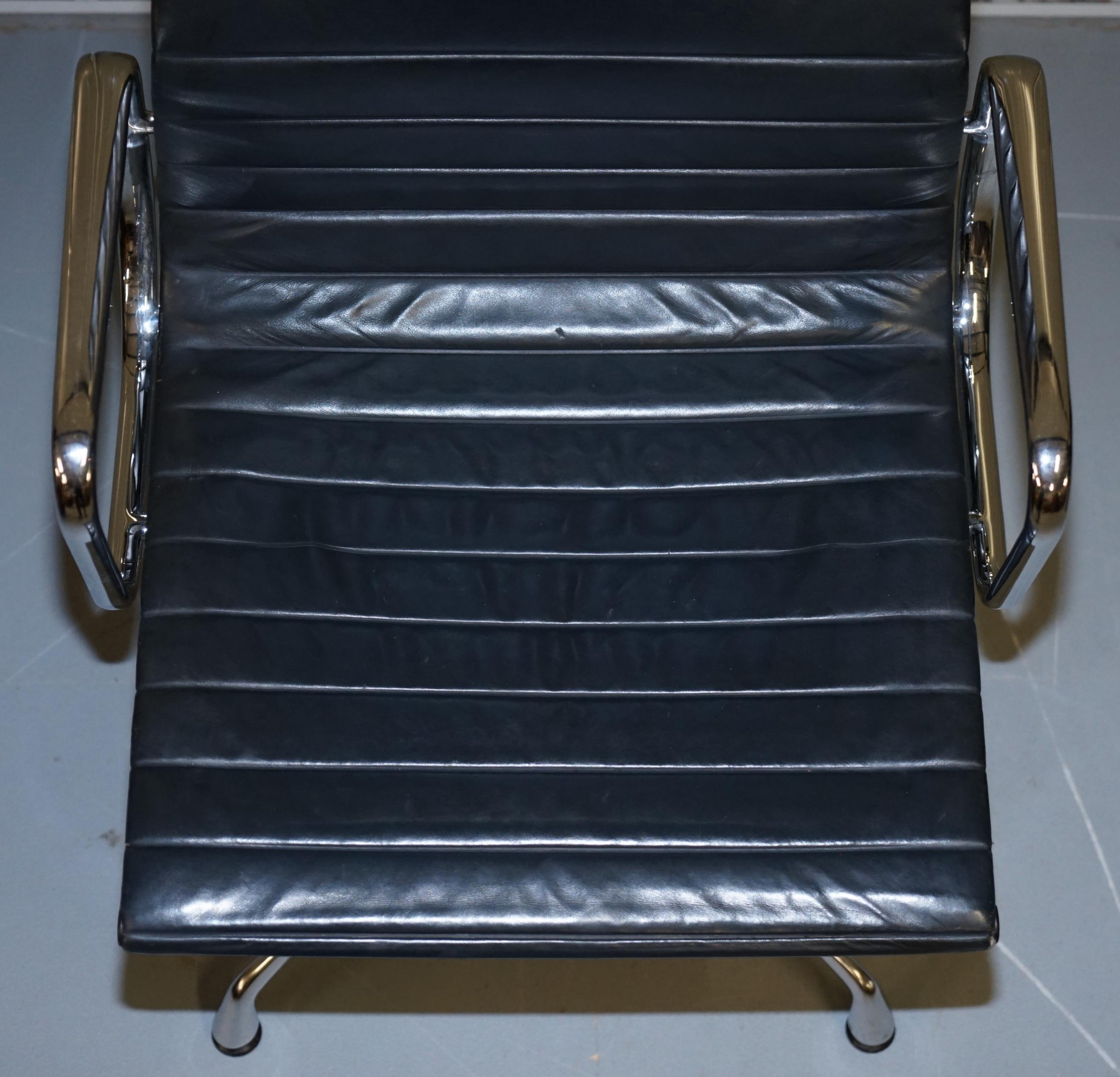 Cuir 1 de 10 Vitra Eames Herman Miller Chaises de bureau pivotantes en cuir noir en vente