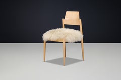 1 des plus de 100 chaises de salle à manger Egon Eiermann SE 119, en peau de mouton tibétaine écru