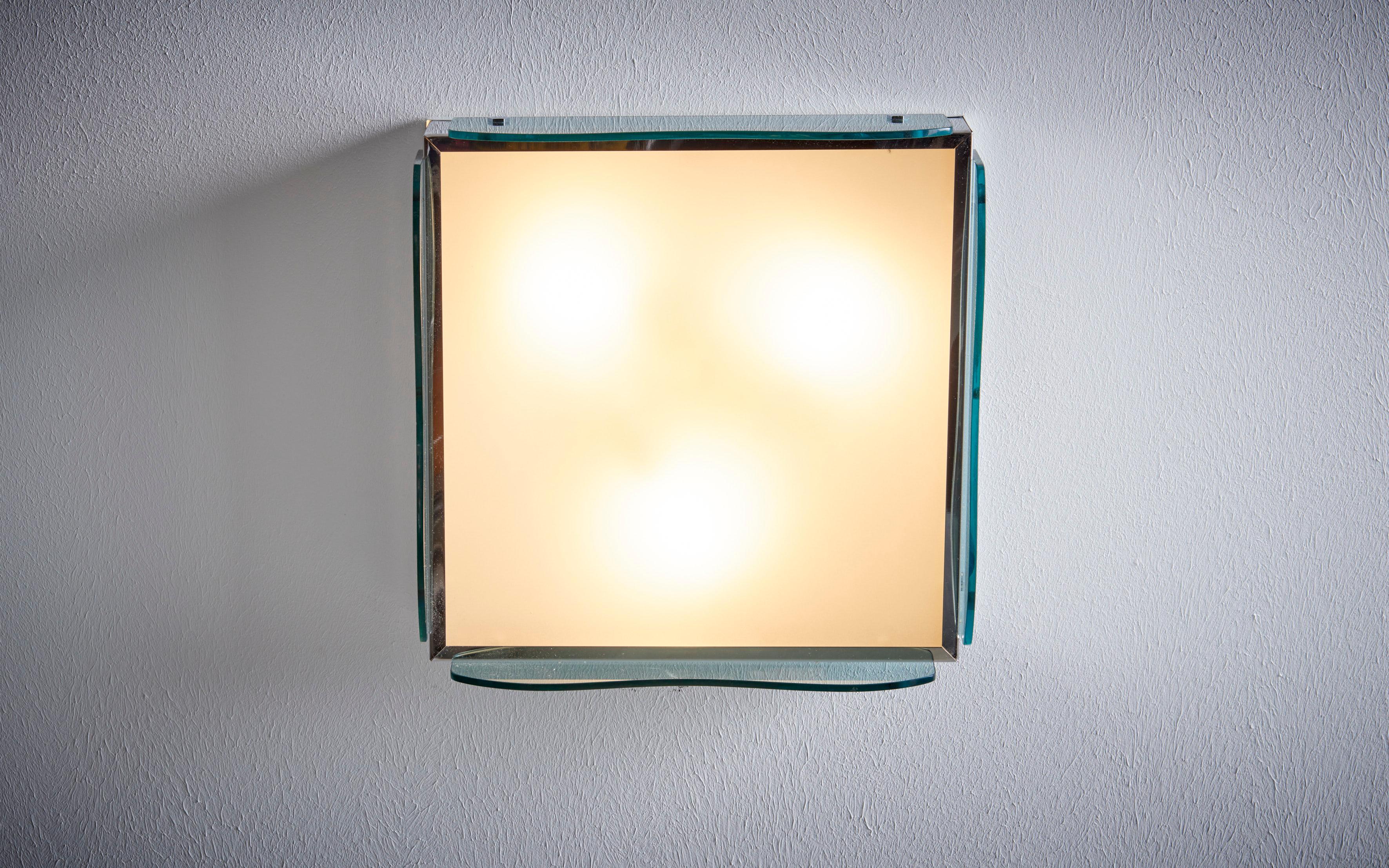 1960er Jahre Design Italienische Wandlampe nos in getöntem grünem Glas. Der Preis gilt pro Stück. Die gleiche Unterputzleuchte ist auch in blau getöntem Glas und in Klarglas erhältlich. Bitte prüfen Sie unsere anderen Angebote auf Verfügbarkeit 