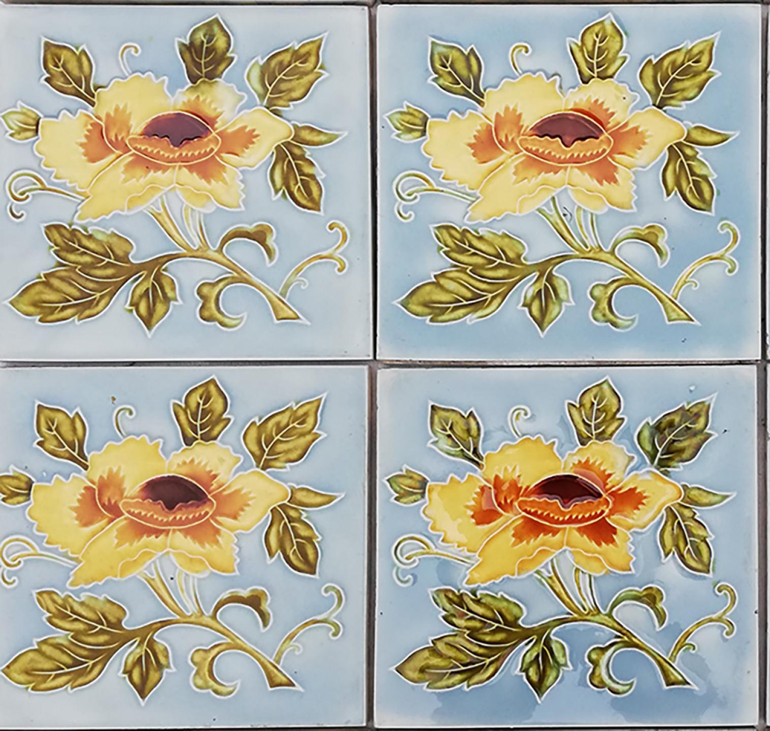 Si tratta di un fantastico set di piastrelle antiche in stile Art Nouveau fatte a mano con l'immagine di una rosa gialla in rilievo su un morbido sfondo grigio-blu. Queste piastrelle sarebbero incantevoli se esposte su cavalletti, incorniciate o