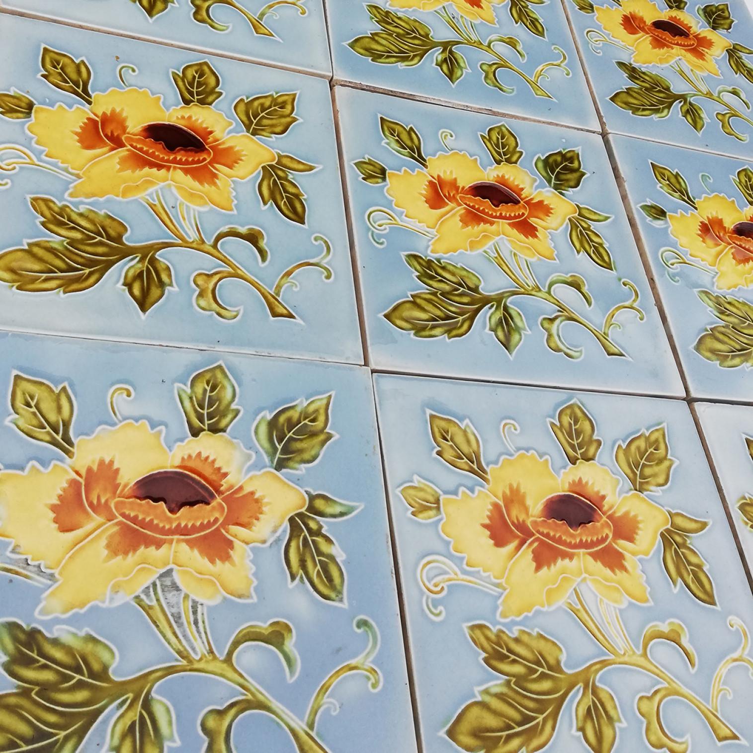 1 di 12 autentiche piastrelle in rilievo Art Nouveau smaltate Yellow Rose, Belga, anni '30 in vendita 1