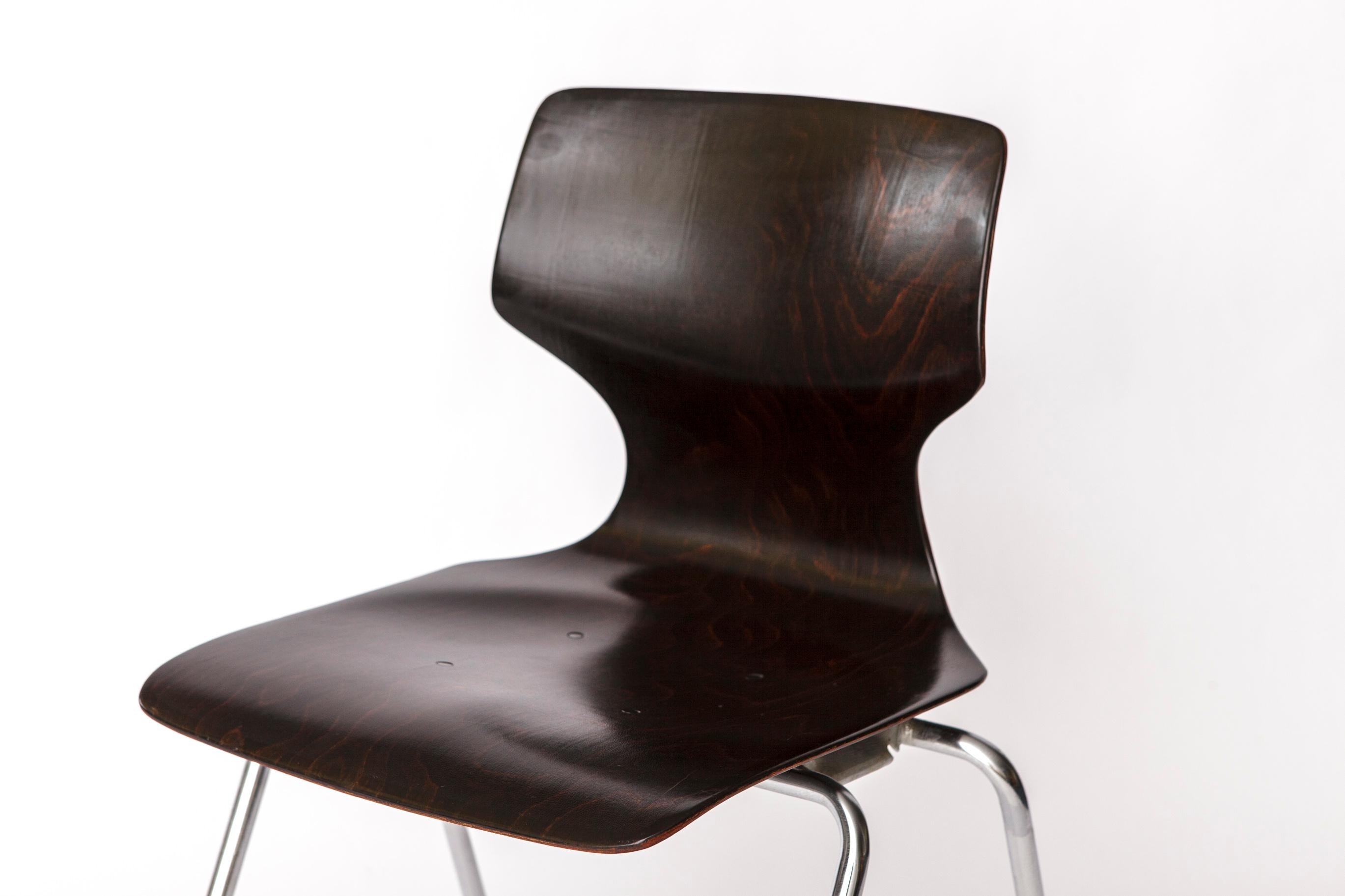 Elegant Plywood (Pagwood) Chair by Flötotto, Germany – 1970s Design
Timeless German school chair design by Flötotto, featuring an ergonomic Pagwood seat shell and a sturdy chrome-plated steel frame.
Design from the 1970s, most likely produced in the