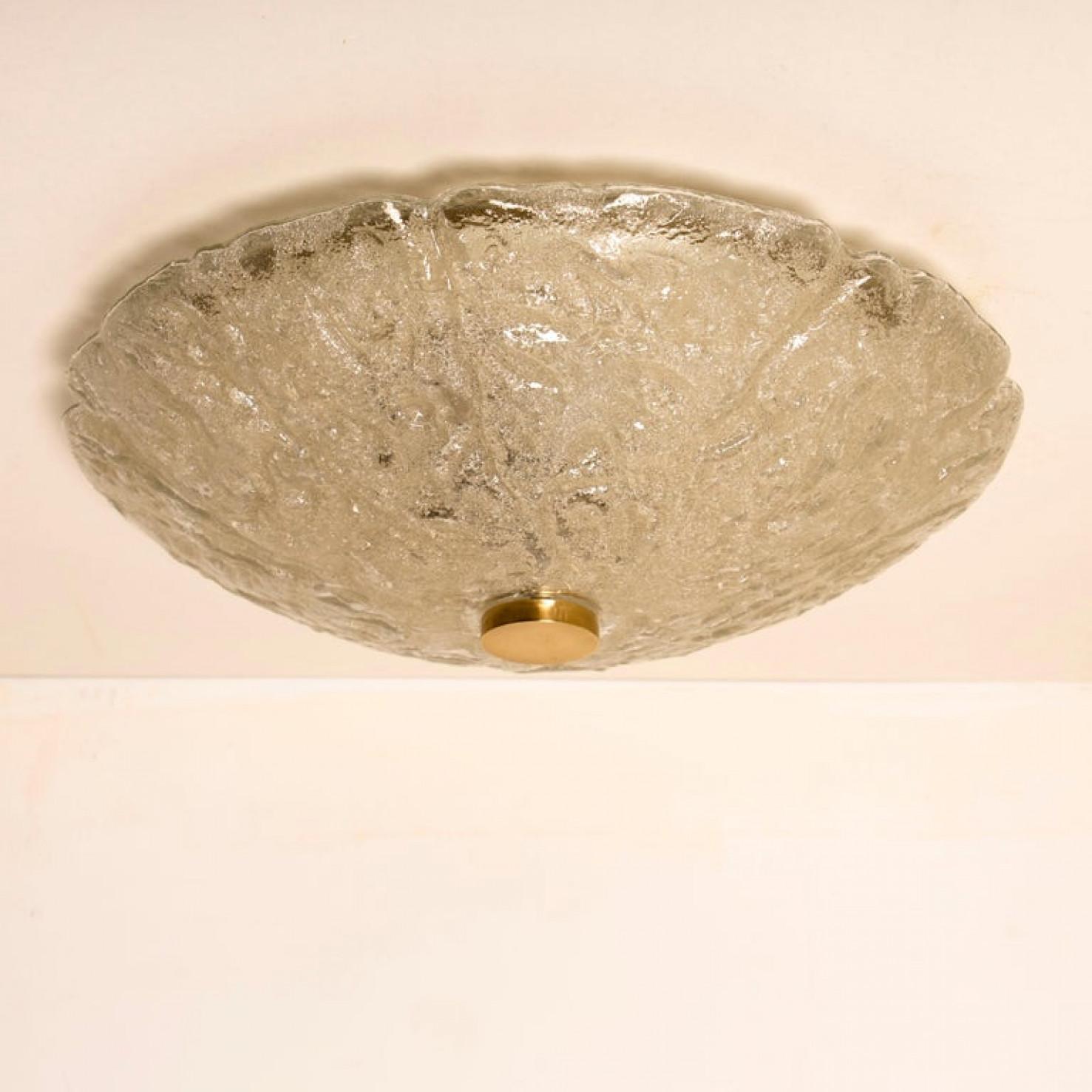 Encastré moderne de haute qualité en verre de glace épais et texturé, circa 1965. Chaque encastrement est doté d'une énorme coupelle ronde en verre fabriquée à la main. Peut également servir d'applique murale impressionnante. Le plat est fabriqué à