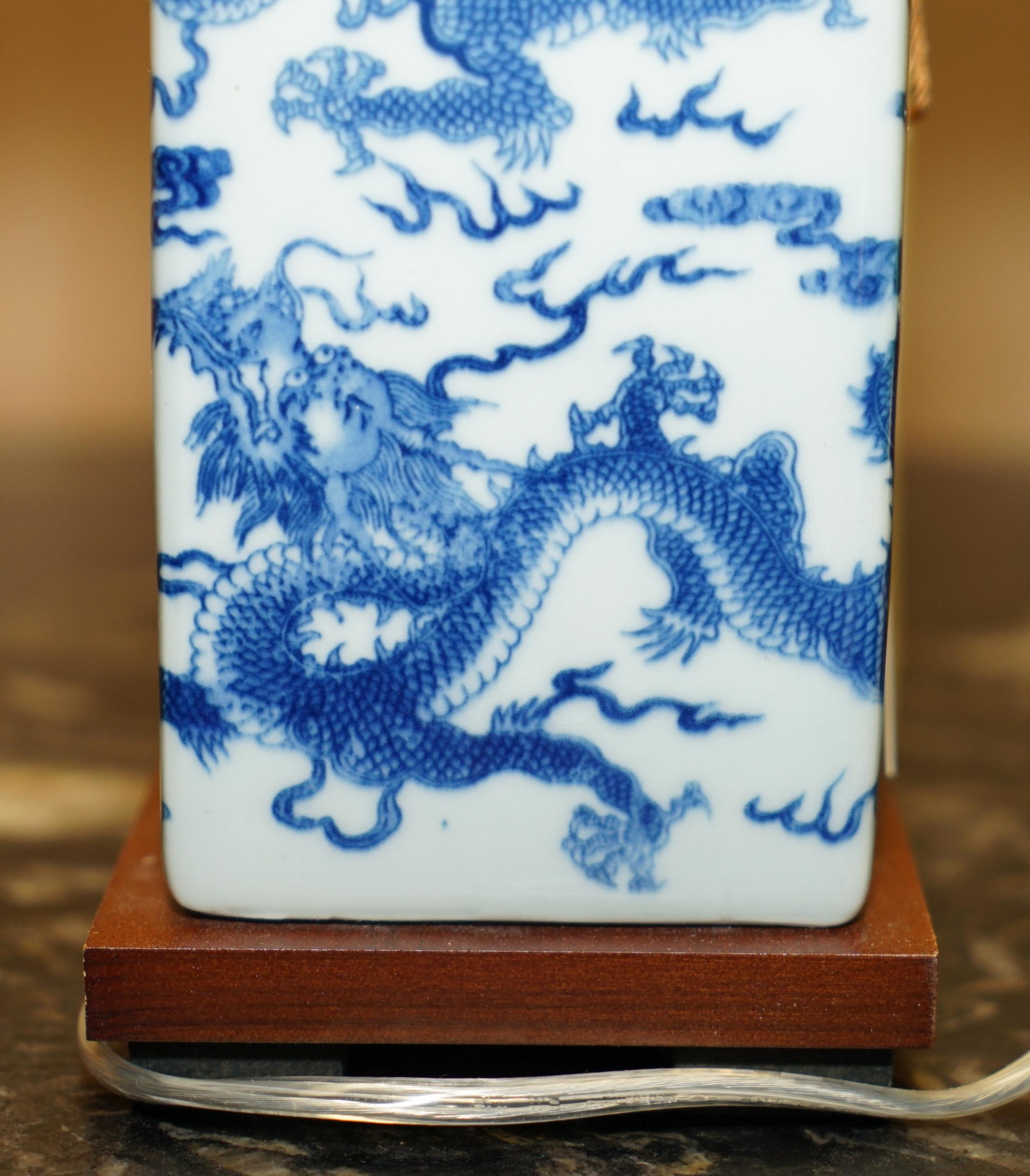 1 DE 12 NUEVA EN LA CAJA RALPH LAUREN PORCELANA COBALT CHiNESE DRAGON LÁMPARA DE MESA en venta 4