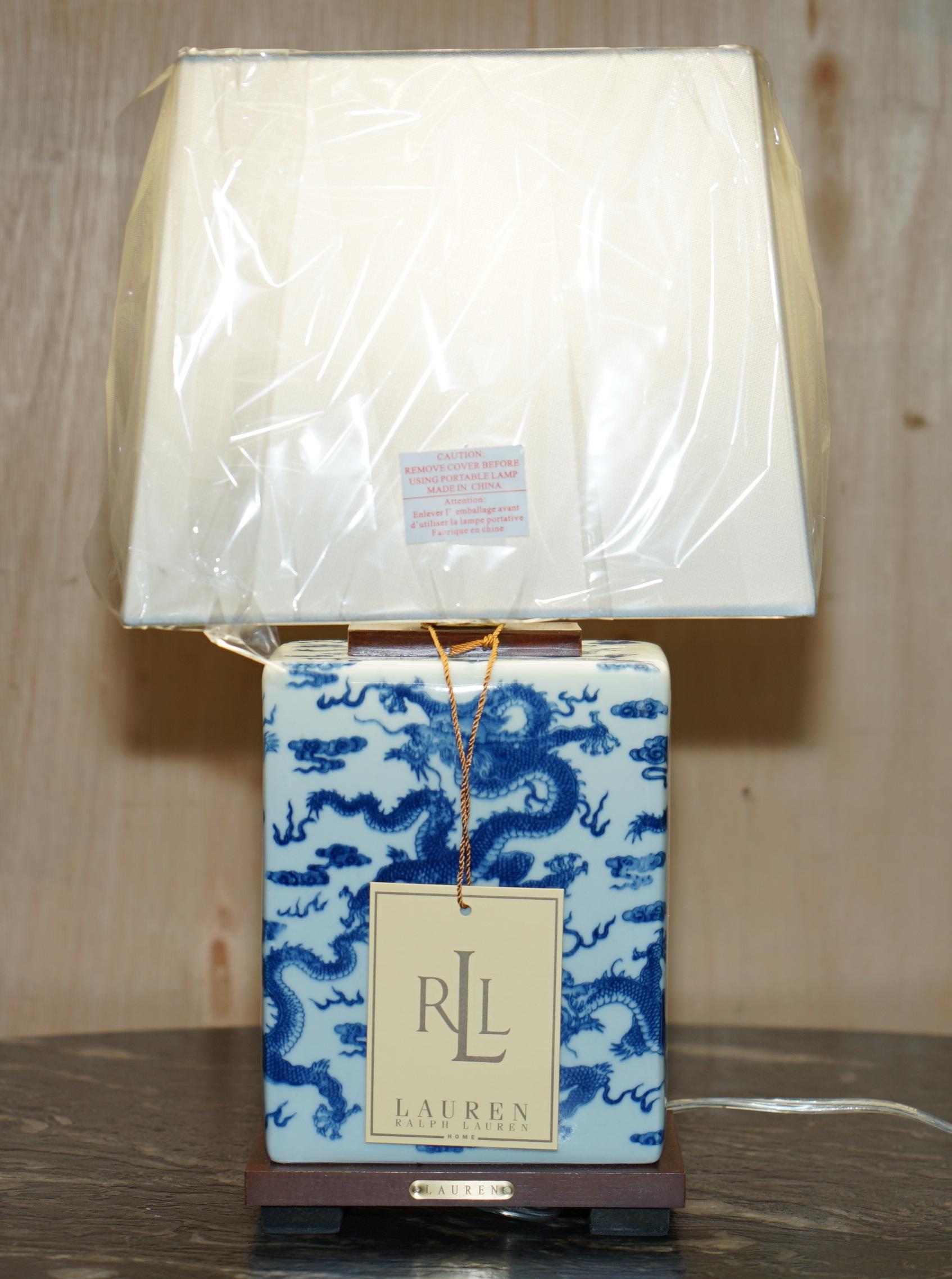 Antigüedades de la Casa Real

Royal House Antiques se complace en poner a la venta 1 de las 12 lámparas de mesa de porcelana azul cobalto de Ralph Lauren, absolutamente impresionantes, nuevas en su caja y con las etiquetas originales, que