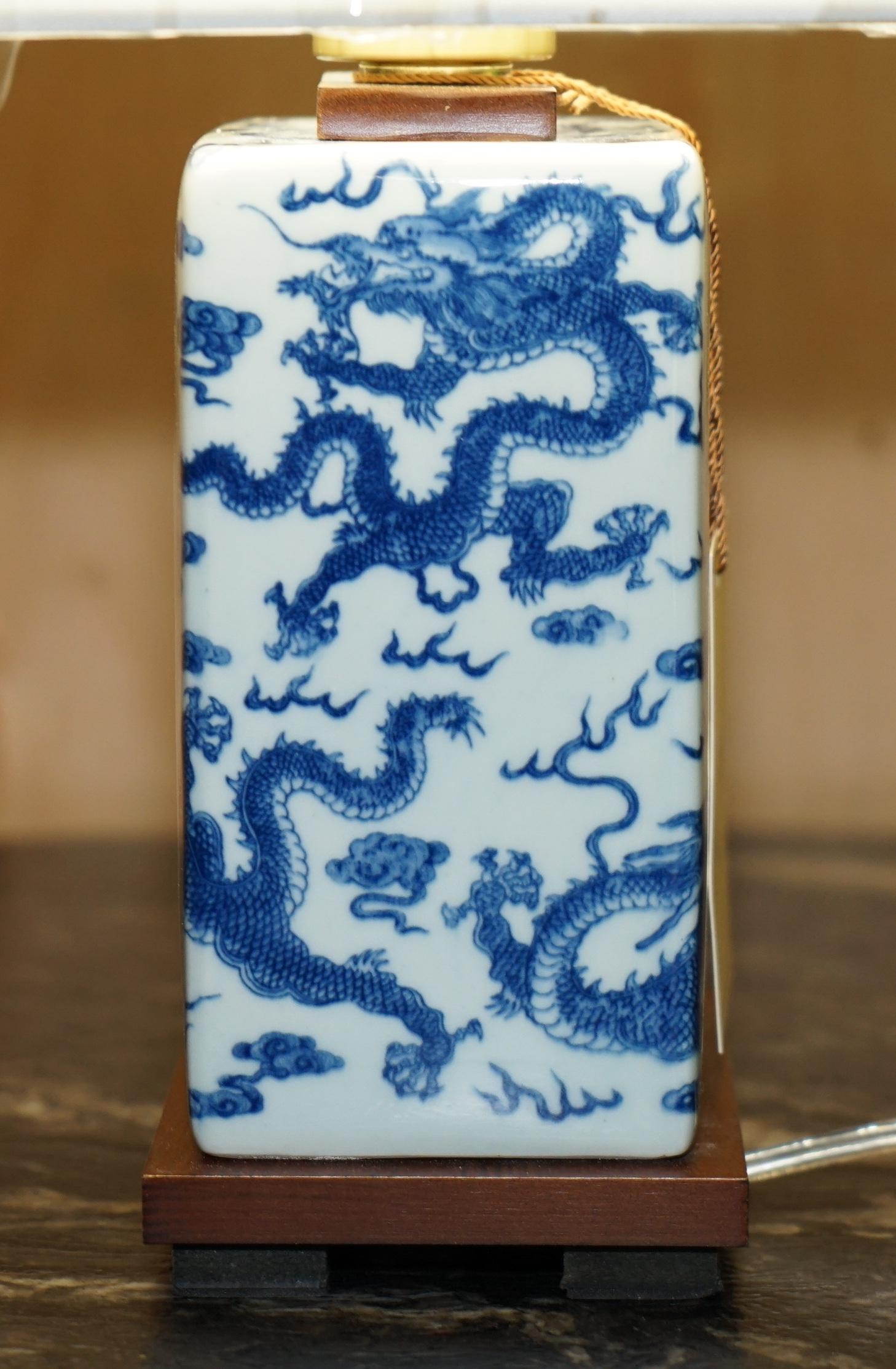 1 DE 12 NUEVA EN LA CAJA RALPH LAUREN PORCELANA COBALT CHiNESE DRAGON LÁMPARA DE MESA siglo XX en venta