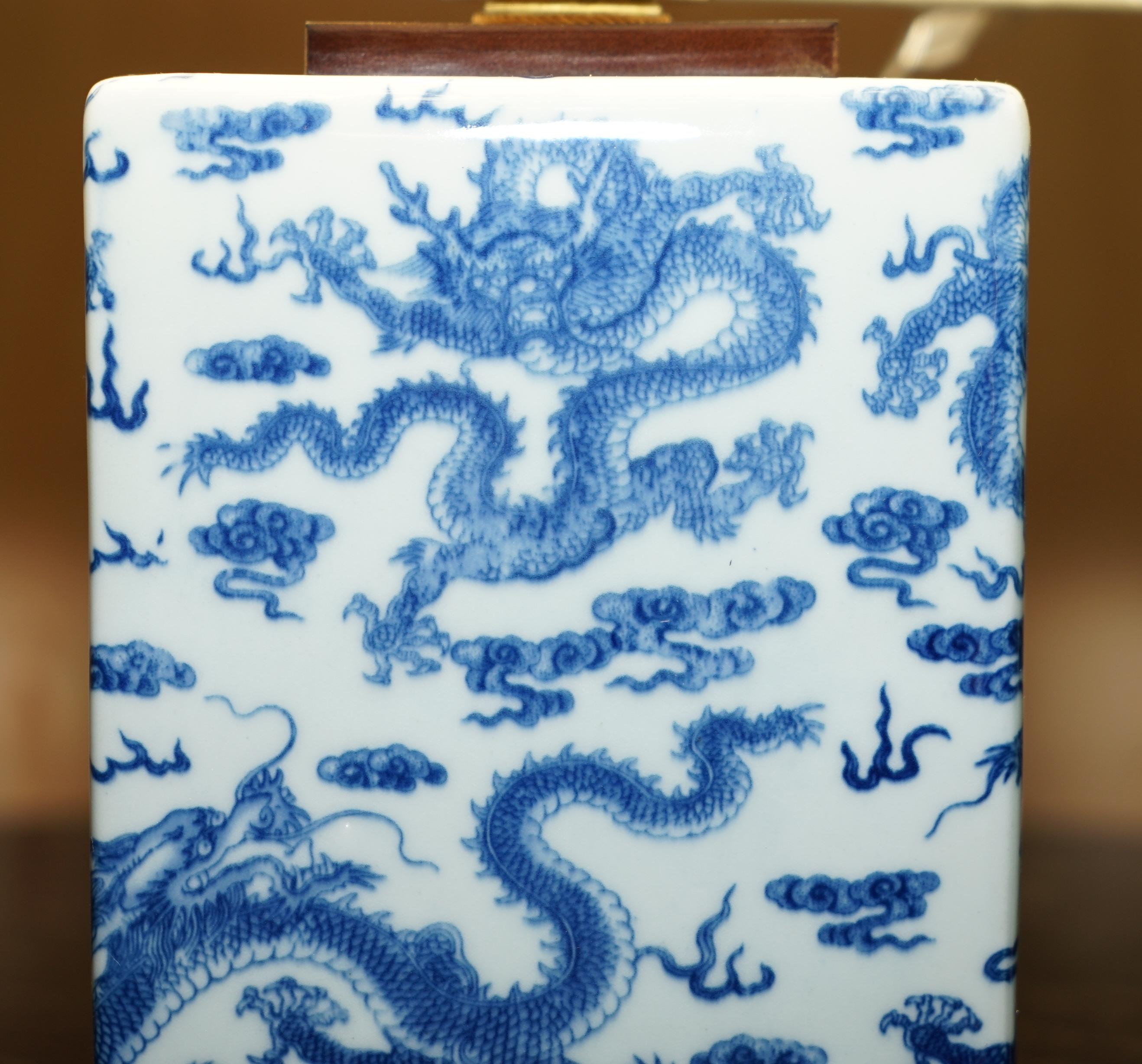1 DE 12 NUEVA EN LA CAJA RALPH LAUREN PORCELANA COBALT CHiNESE DRAGON LÁMPARA DE MESA en venta 1