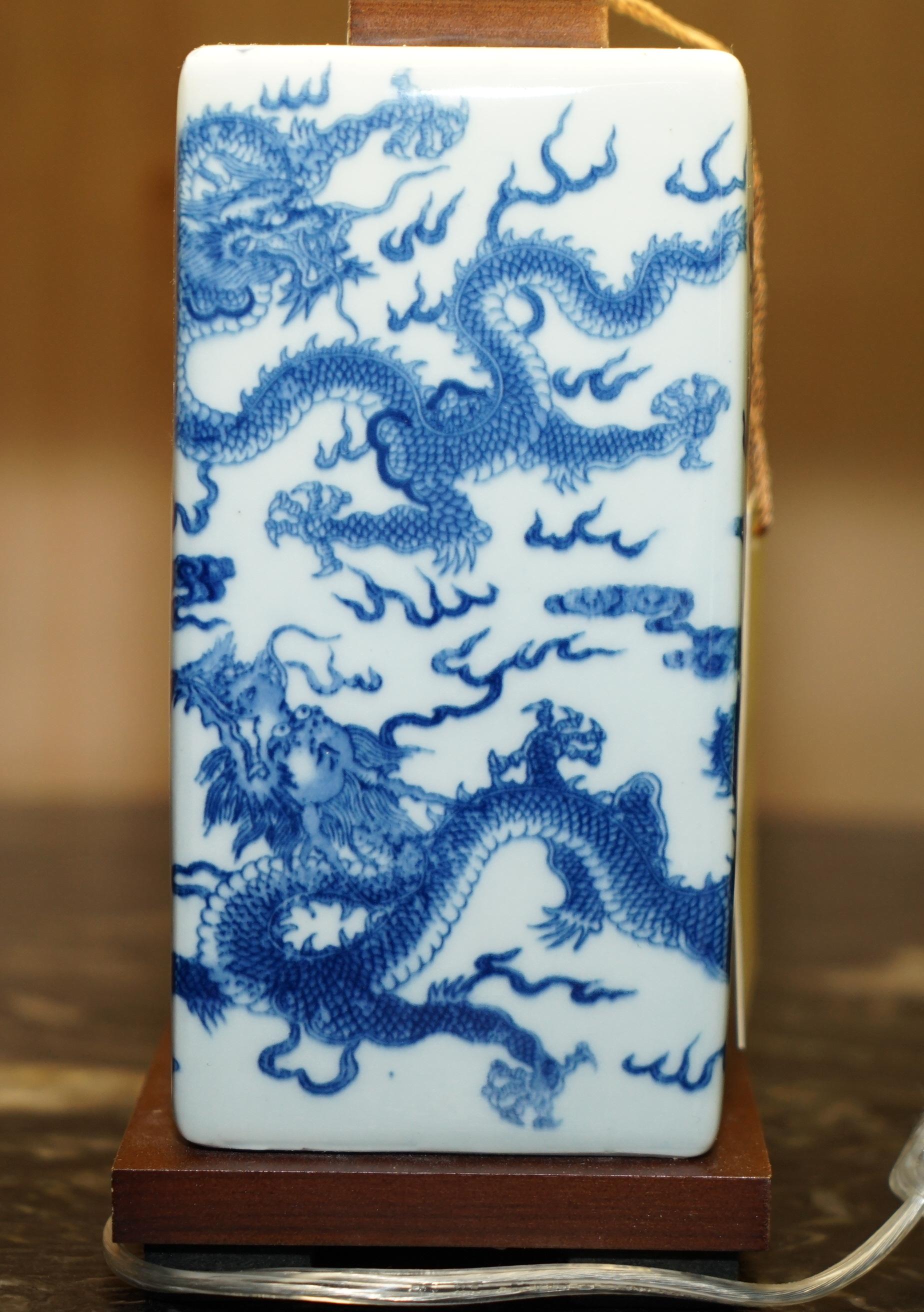 1 DE 12 NUEVA EN LA CAJA RALPH LAUREN PORCELANA COBALT CHiNESE DRAGON LÁMPARA DE MESA en venta 2