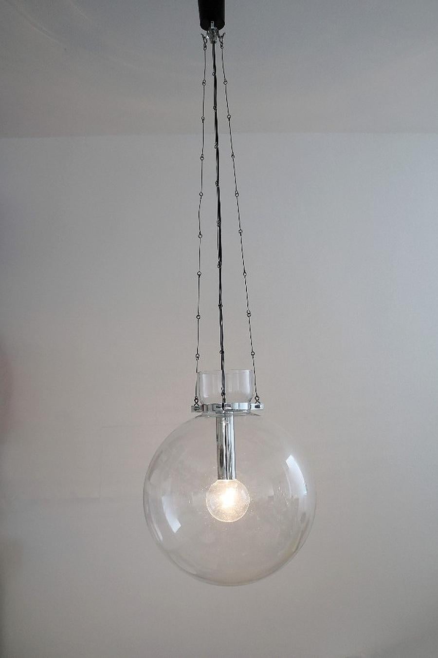 Huge Mouthblown glass pendant lamp in good condition with natural patina. Space Age, 1970s. The total height of 140cm/55inch includes the lamp holder.