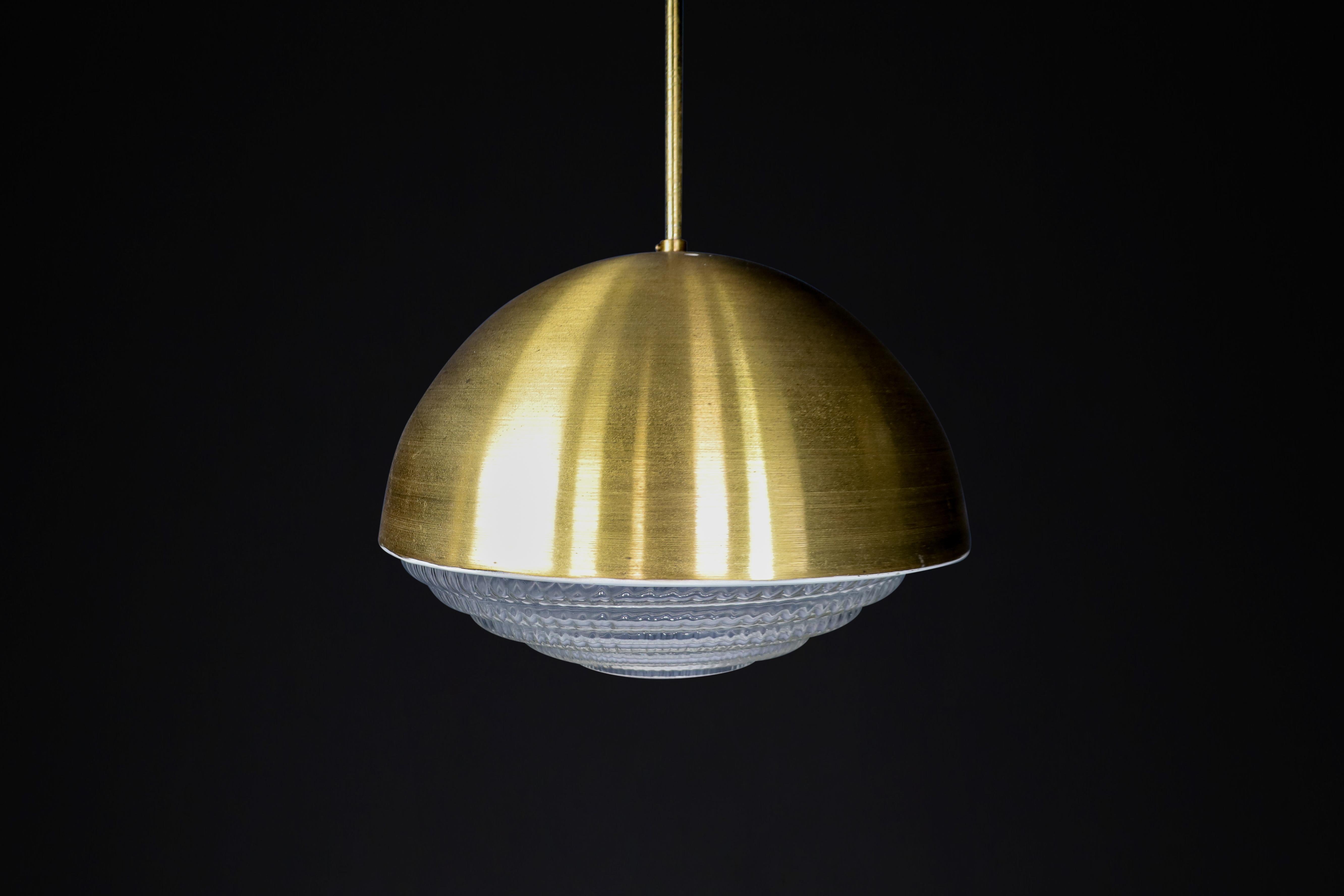 1 of 12 Pendants in Brass and Glass, Praque the 1960s In Good Condition For Sale In Almelo, NL
