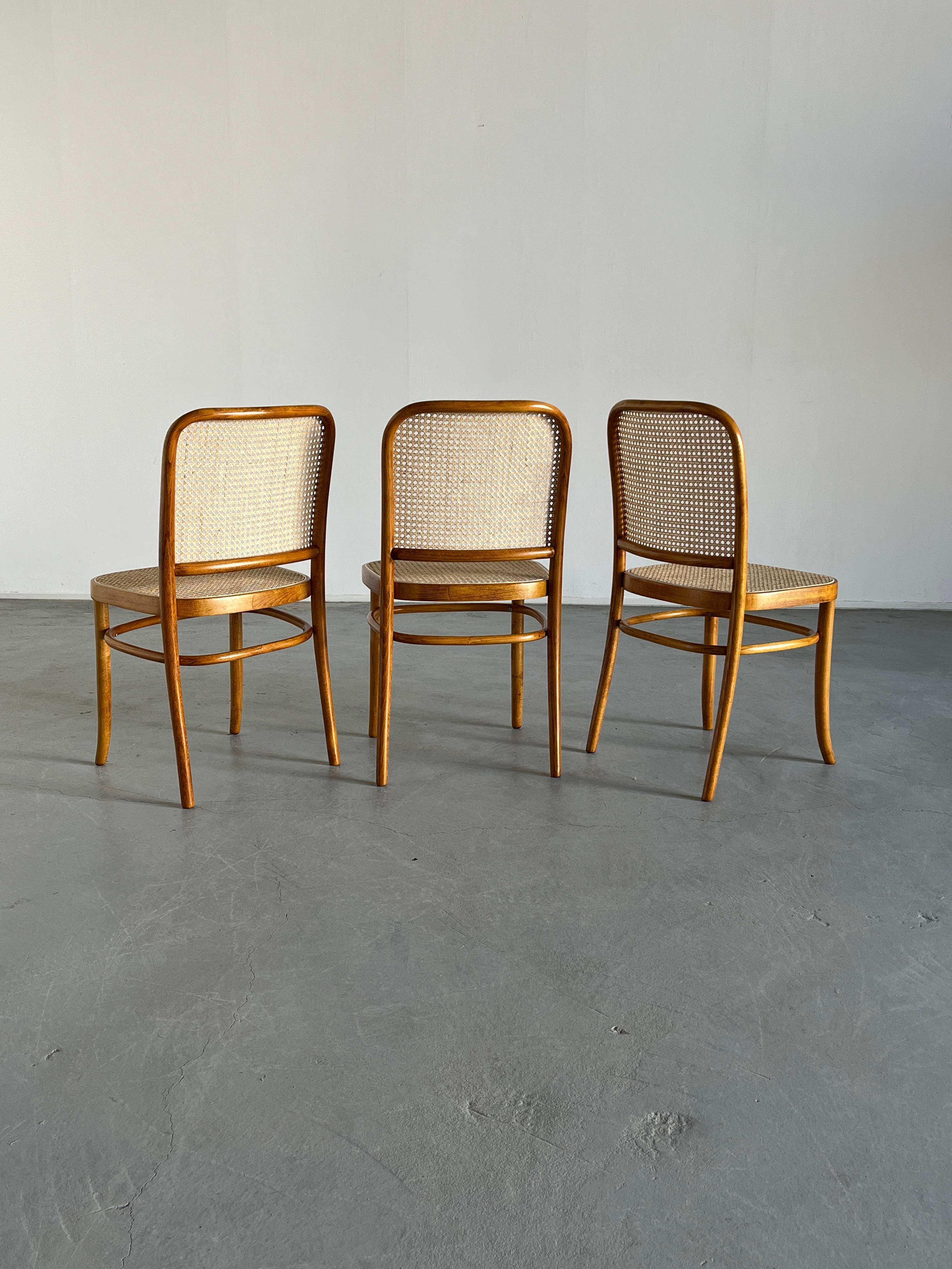 Fin du 20e siècle 1 des 12 chaises vintage Thonet Bentwood Prague de Josef Hoffman, 1970, restaurées en vente