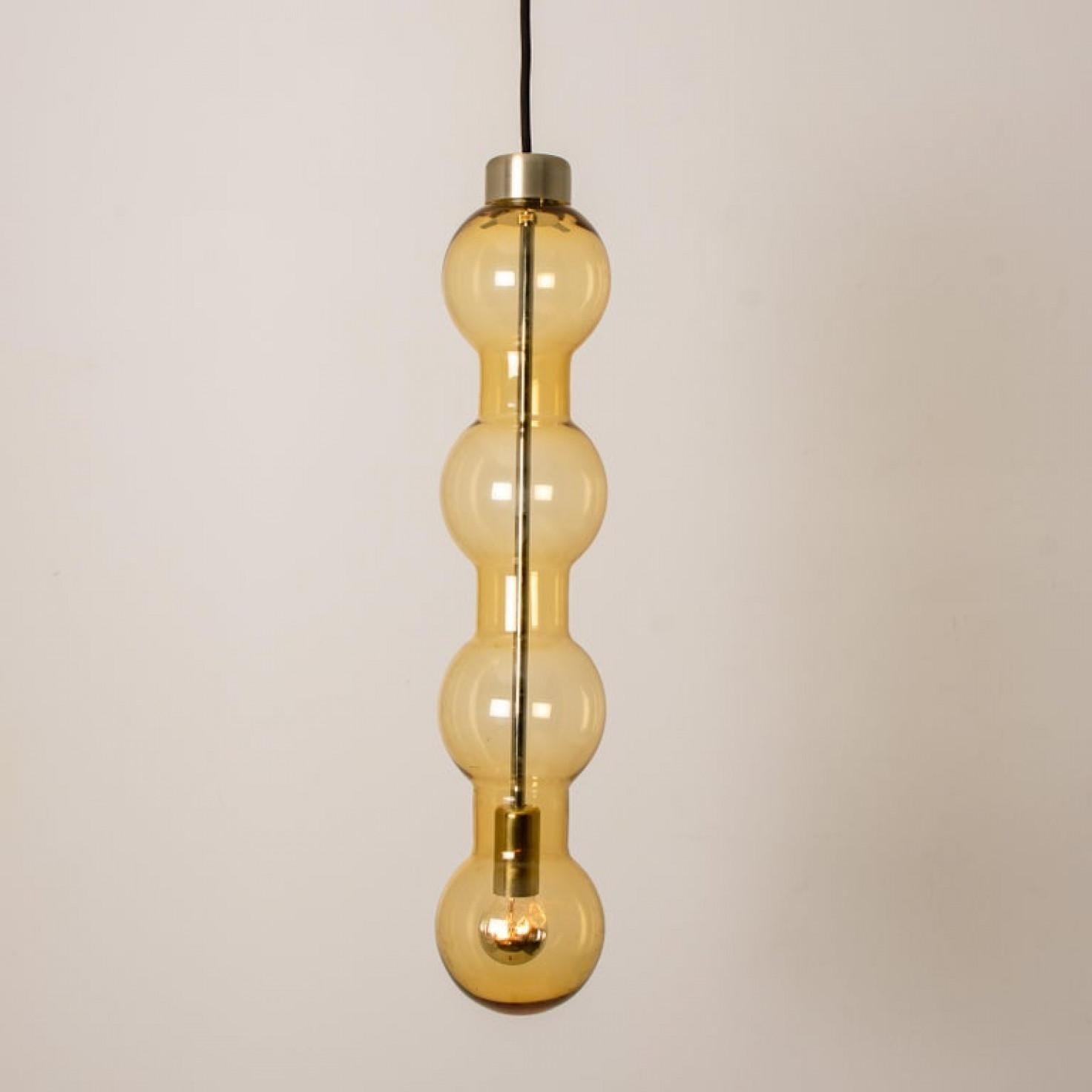 1 der 18 Cascade-Lampen in Blasenform, Modell 4309, hergestellt von Doria. Es eignet sich besonders für hohe Decken und Loungebereiche. Die vier großen Glasblasen erzeugen einen schönen Lichteffekt. Wir können die Leuchte mit Schnur oder Stange