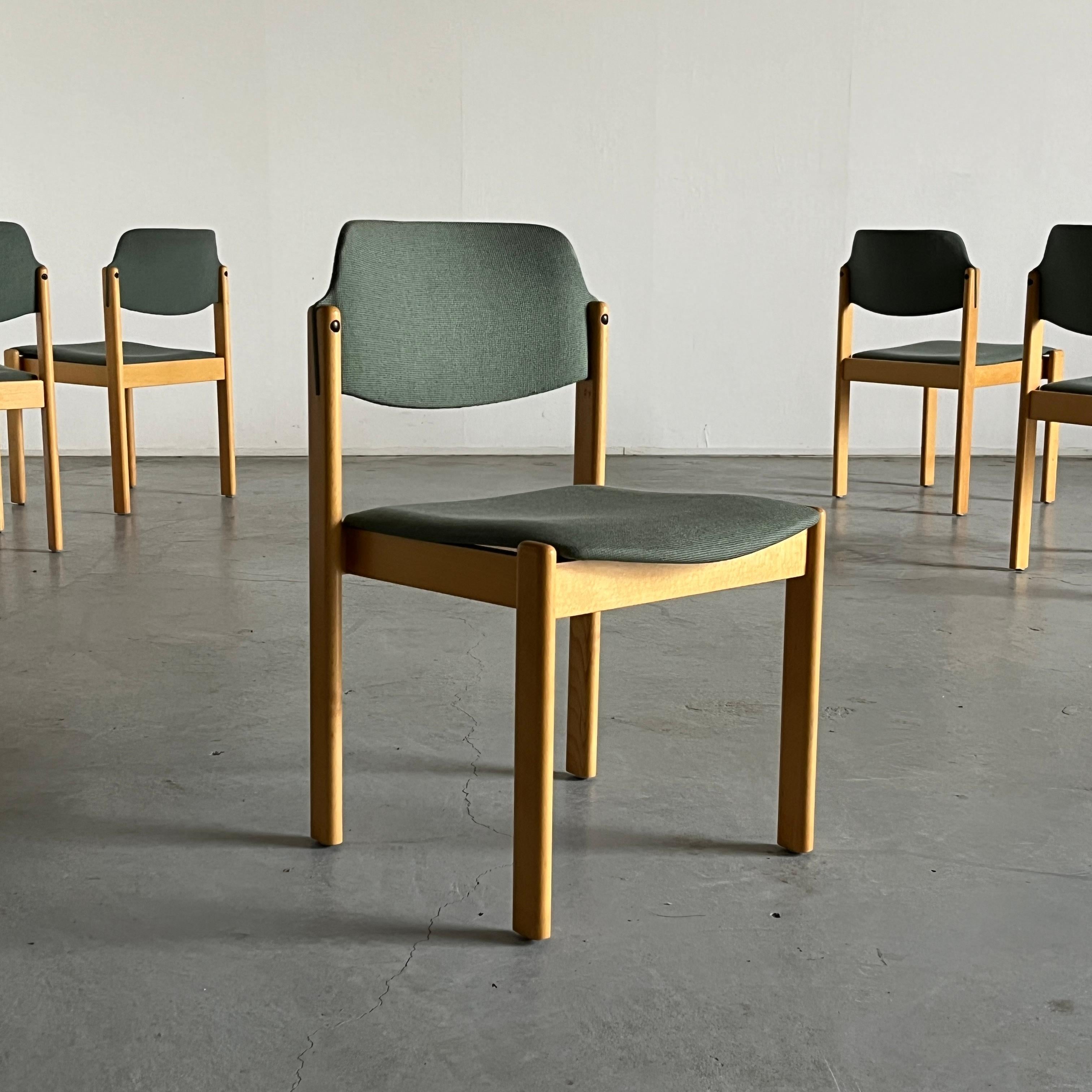Moderne Esszimmerstühle aus der Mitte des Jahrhunderts von dem bekannten österreichischen Hersteller Wiesner-Hager. Mit hellgrüner Polsterung und Holzrahmen.

Produziert in Österreich in den 1980er Jahren.

Stapelbar.

Insgesamt in gutem