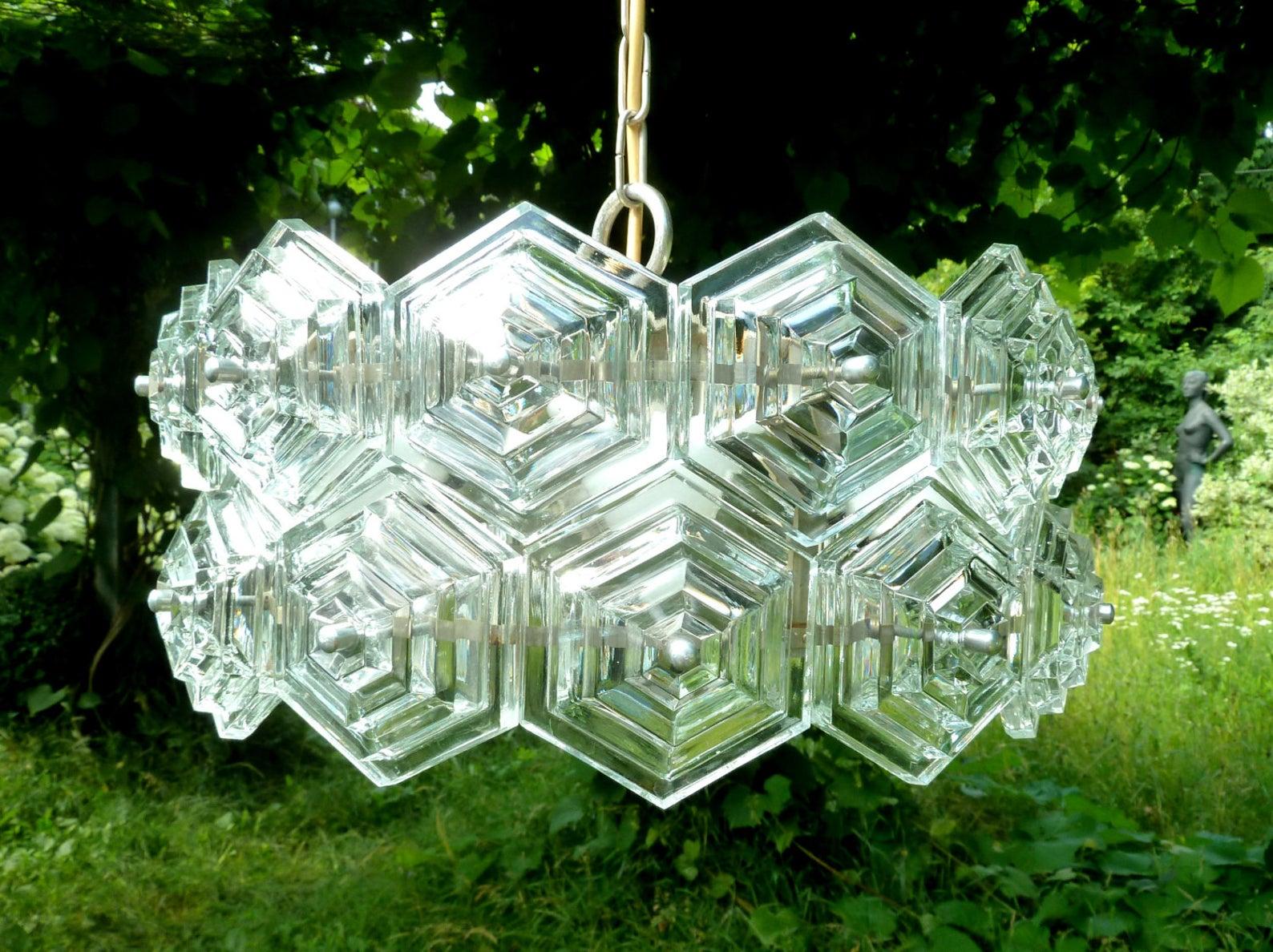 1 of 16 German clear crystal glass drum chandeliers
6-light (E27) German crystal glass ballroom chandelier, 1960s

Measures: Diameter 15.75