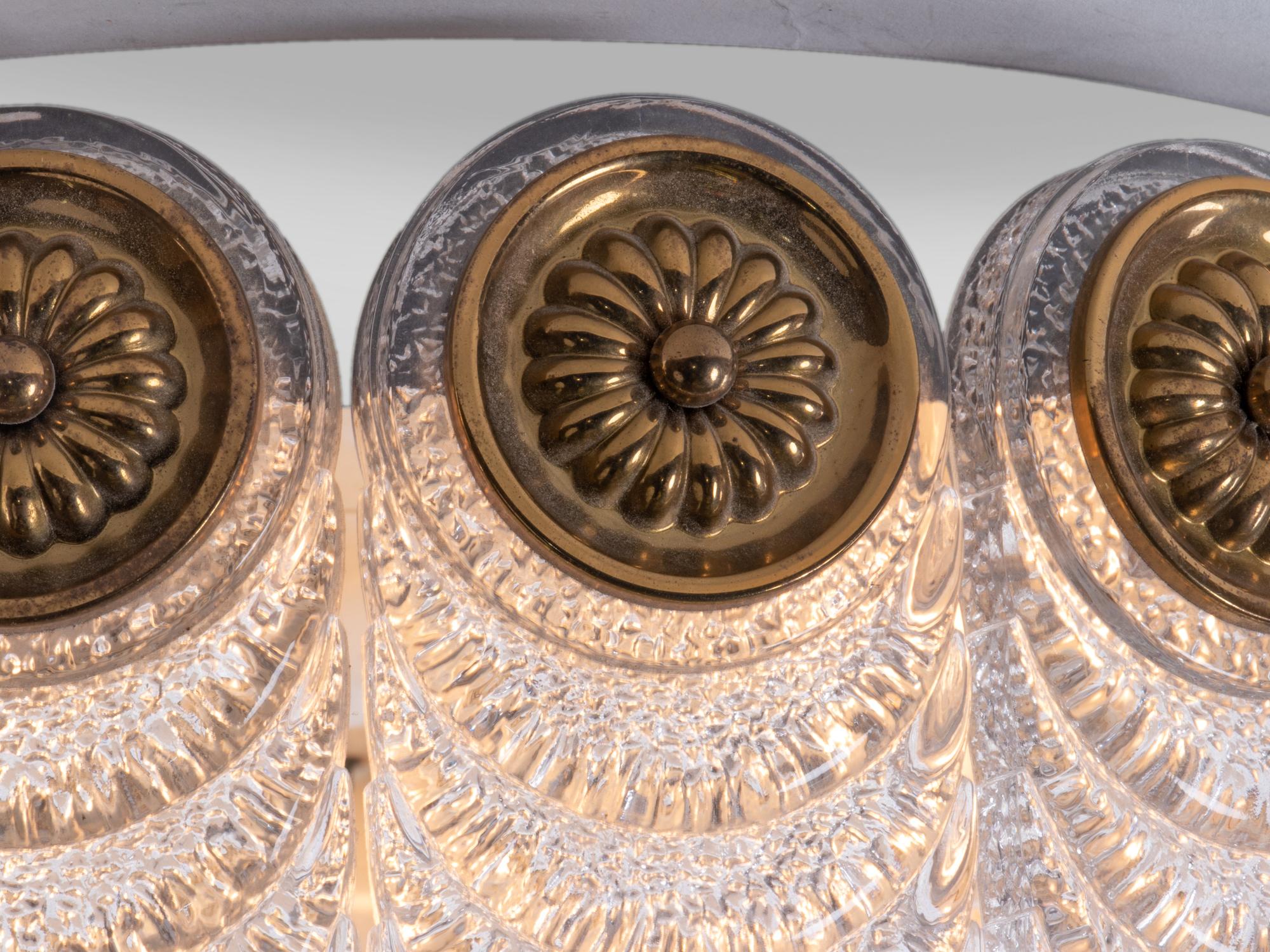 Doré 1 'of 2' 1960s Allemagne Kaiser Flush Mount Ceiling Lamp Murano Glass & Brass en vente