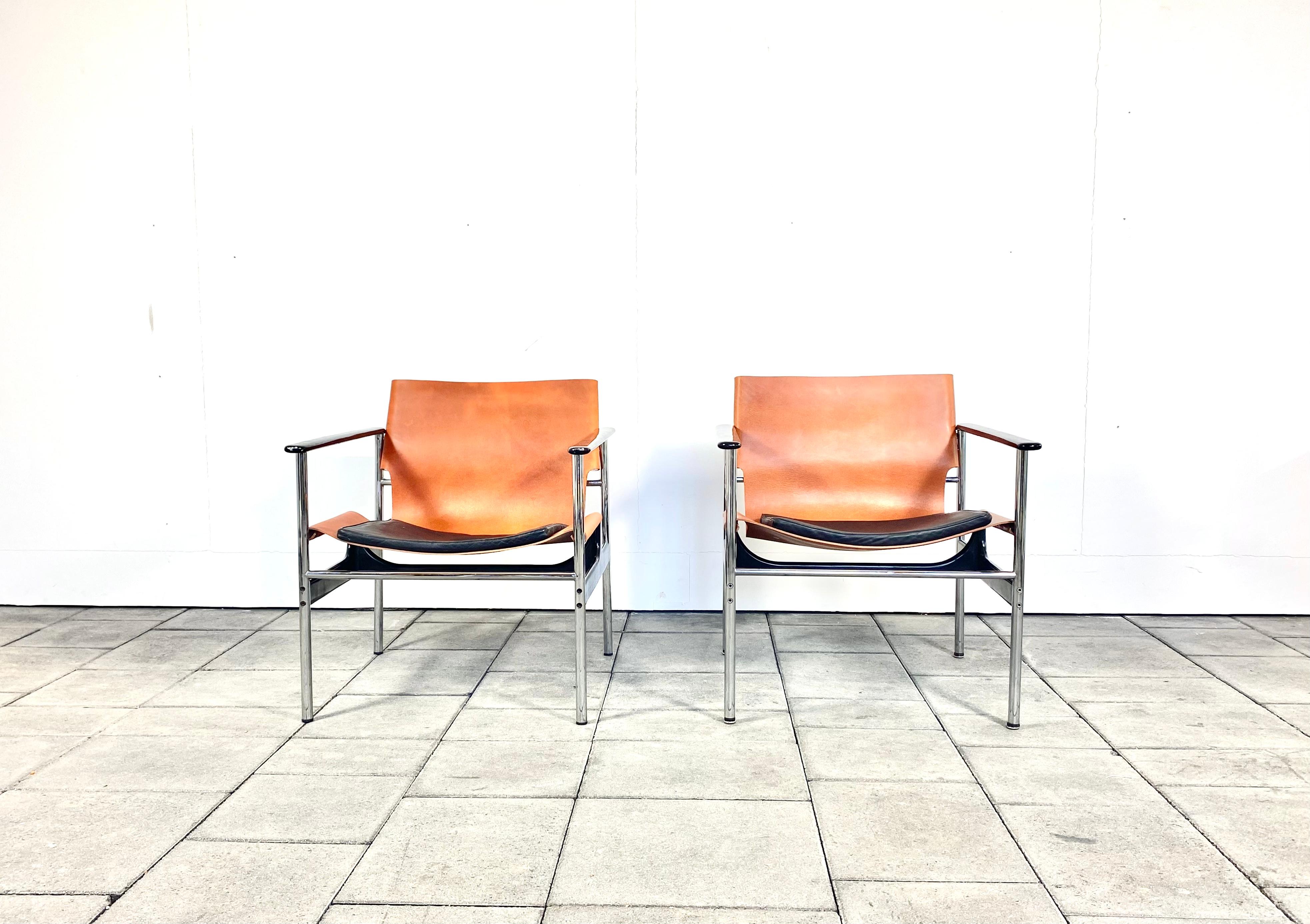 One of two 1960ies Knoll International 657 Sling Leather Chairs.

Price per chair, two chairs available.

Designed by Charles Pollock, manufactured by Knoll International. 

Base from chromed steel and aluminium cast parts, laquered wooden arm rests