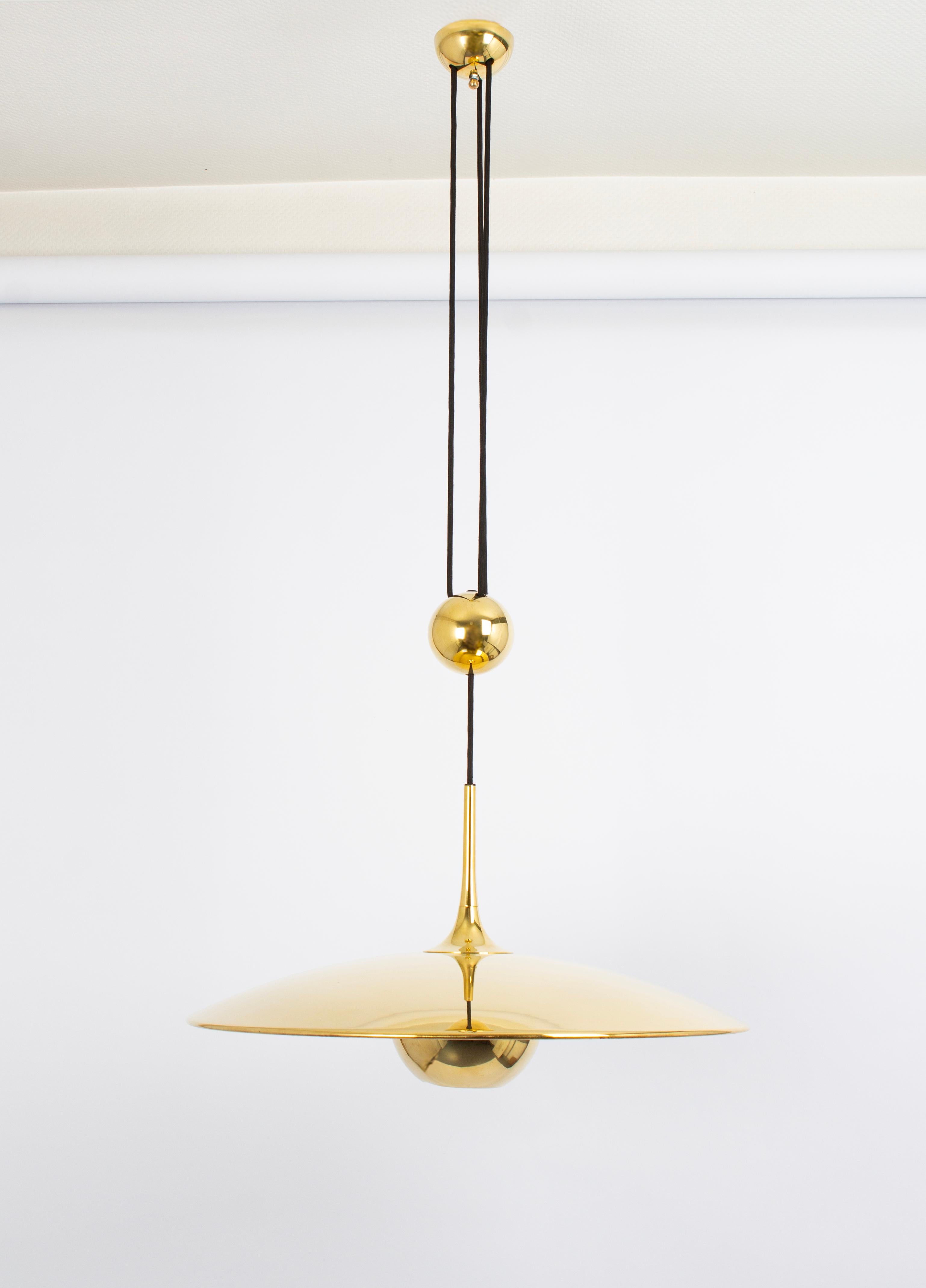 Mid-Century moderno 1 di 2 Lampada a sospensione regolabile a contrappeso in ottone Onos di Florian Schulz, anni '70 in vendita