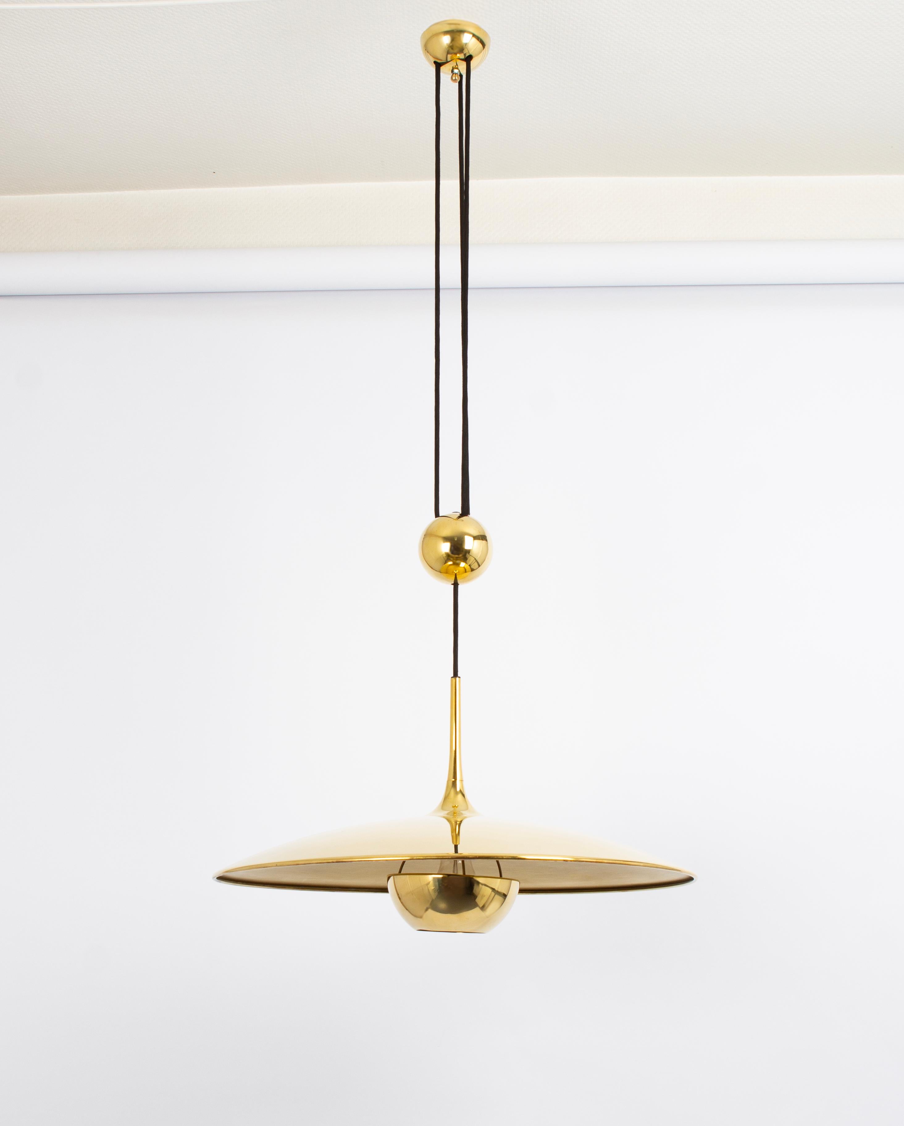 Tedesco 1 di 2 Lampada a sospensione regolabile a contrappeso in ottone Onos di Florian Schulz, anni '70 in vendita
