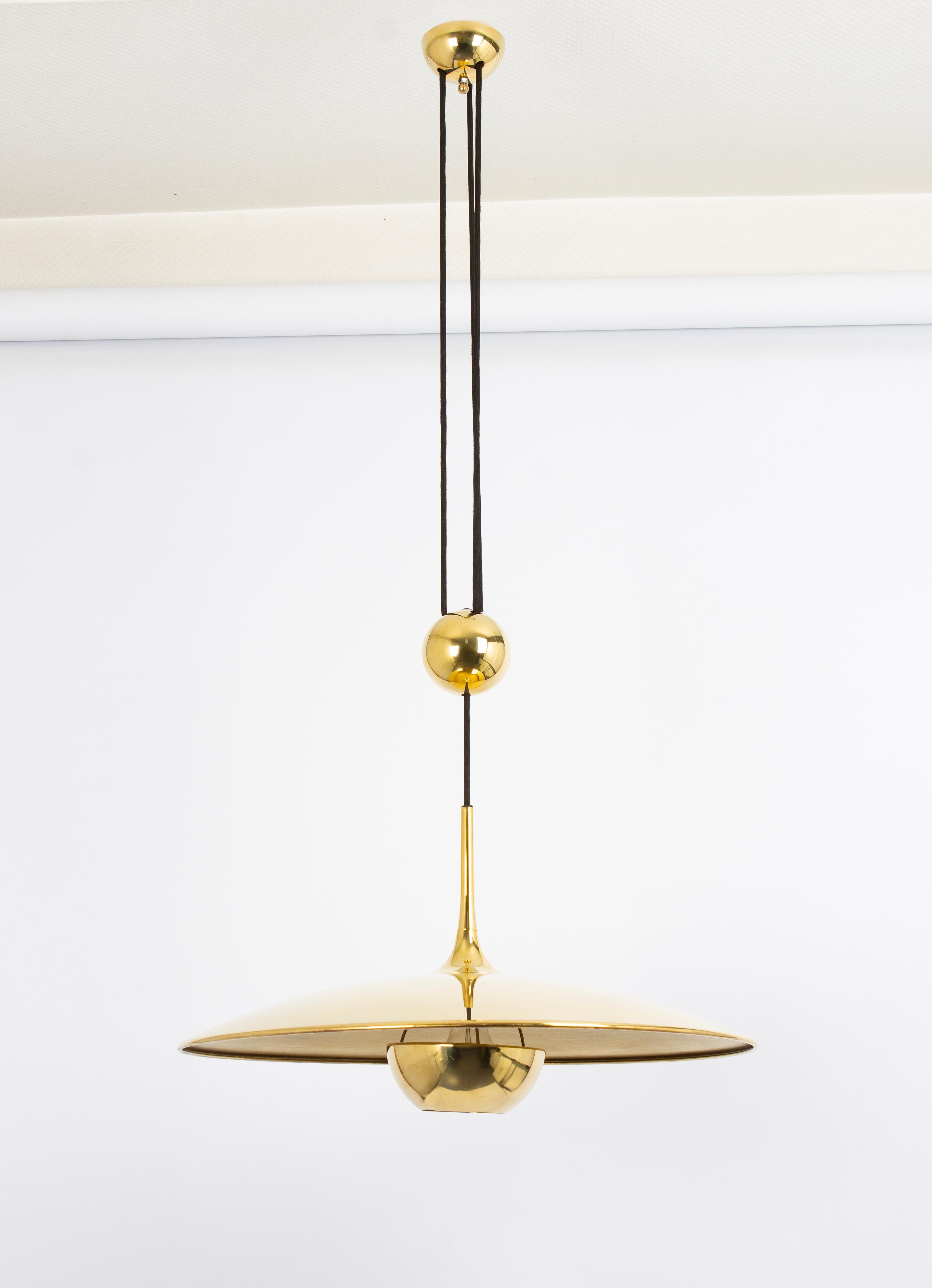 1 di 2 Lampada a sospensione regolabile a contrappeso in ottone Onos di Florian Schulz, anni '70 In condizioni buone in vendita a Aachen, NRW