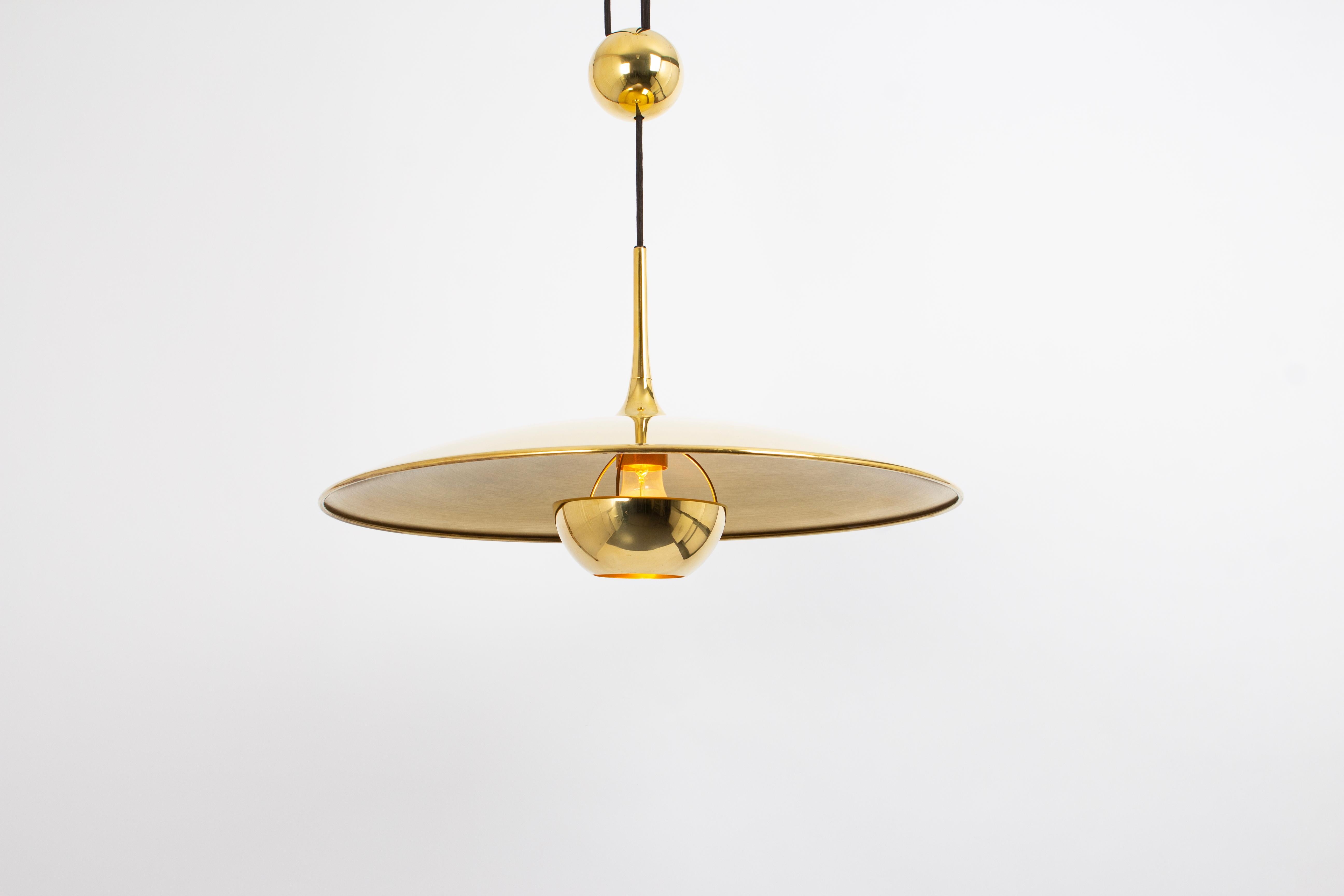 1 di 2 Lampada a sospensione regolabile a contrappeso in ottone Onos di Florian Schulz, anni '70 in vendita 1