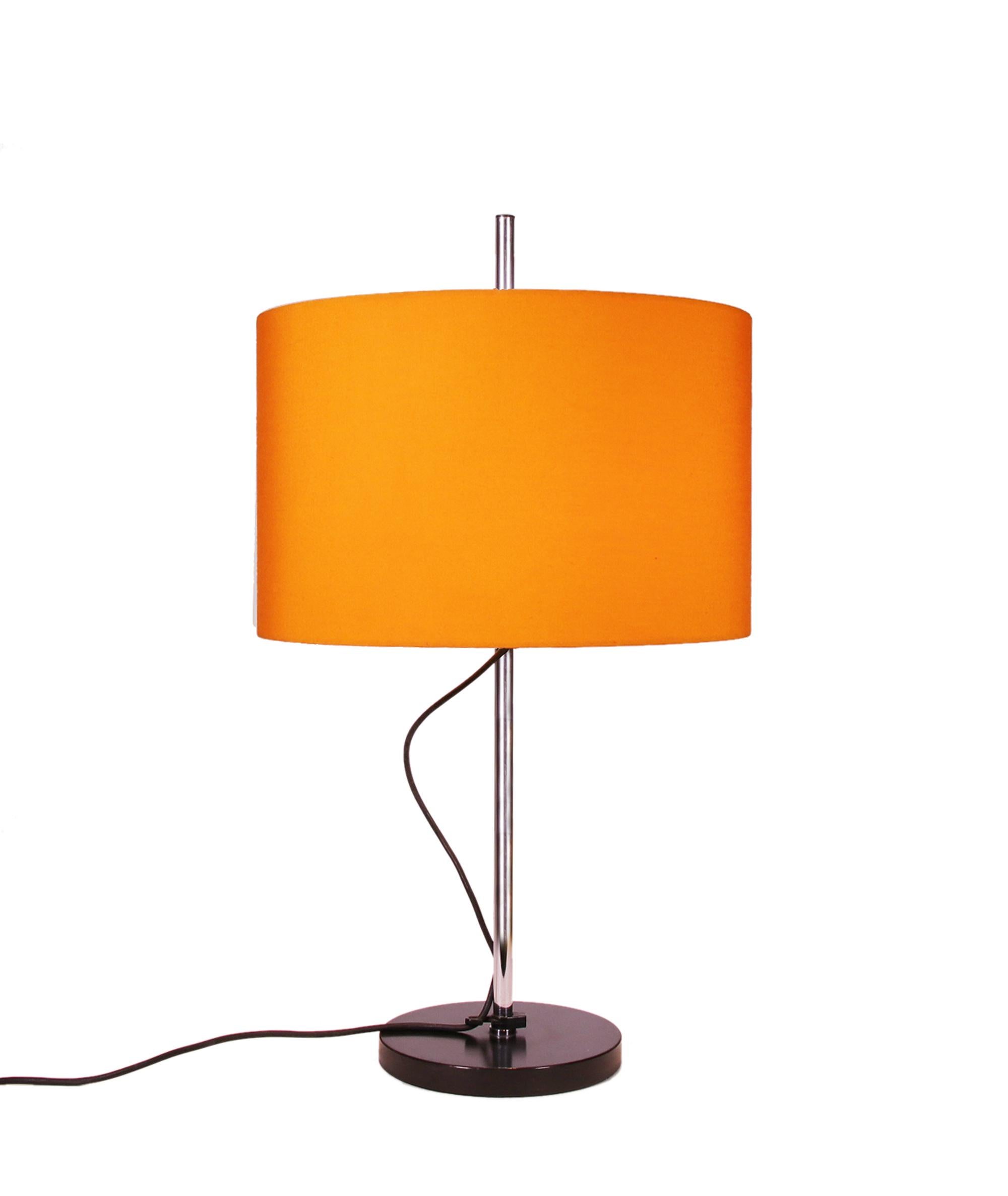 Elegantes Set aus zwei Tischlampen mit verchromter Stahlstange, schwarzem Metallfuß und dem originalen orangefarbenen verstellbaren Lampenschirm. 

Maße: Höhe: 15,75