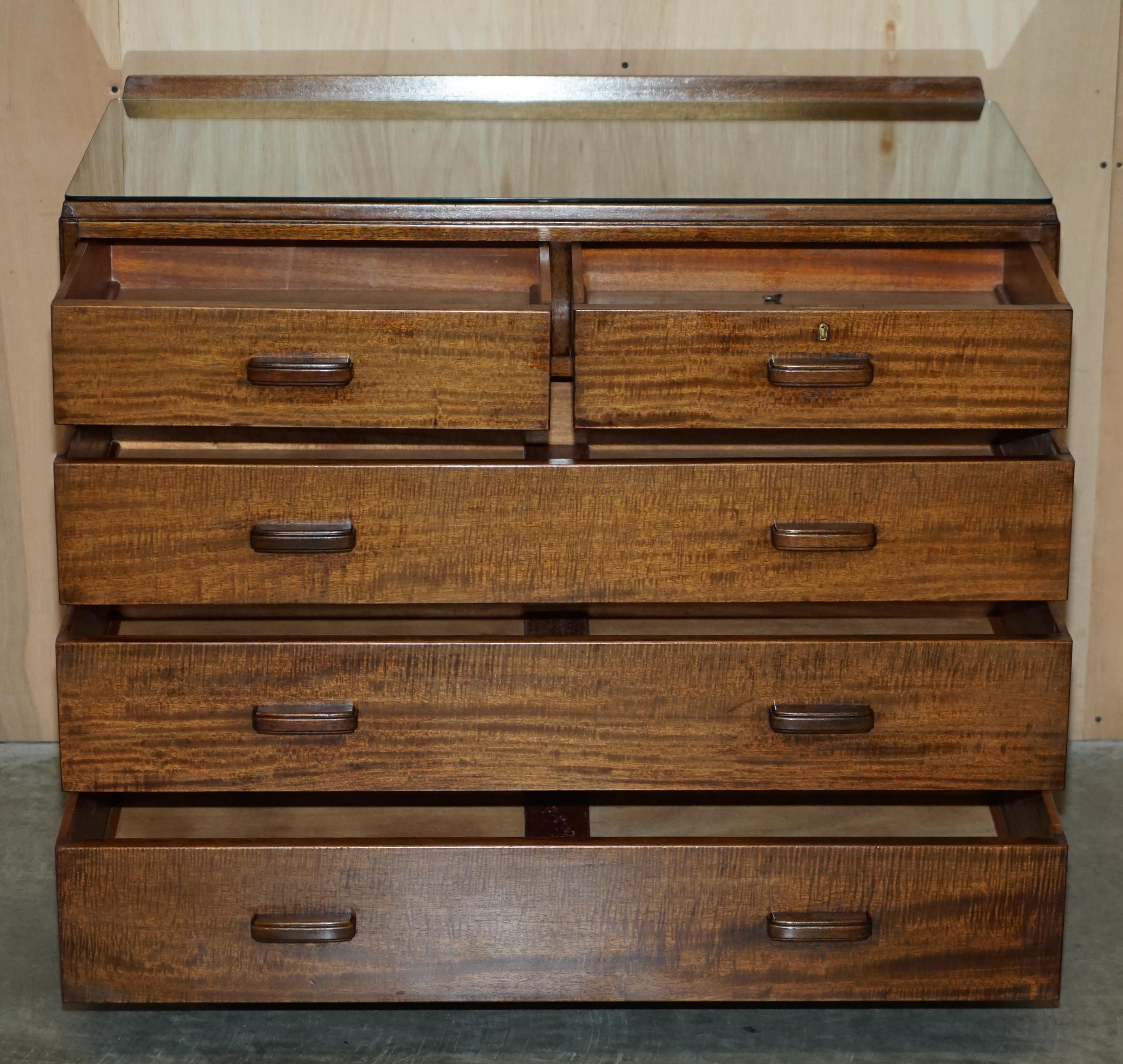 Coffres à tiroirs en chêne anglais de style mi-siècle moderne Alfred COX, vers 1952 en vente 4