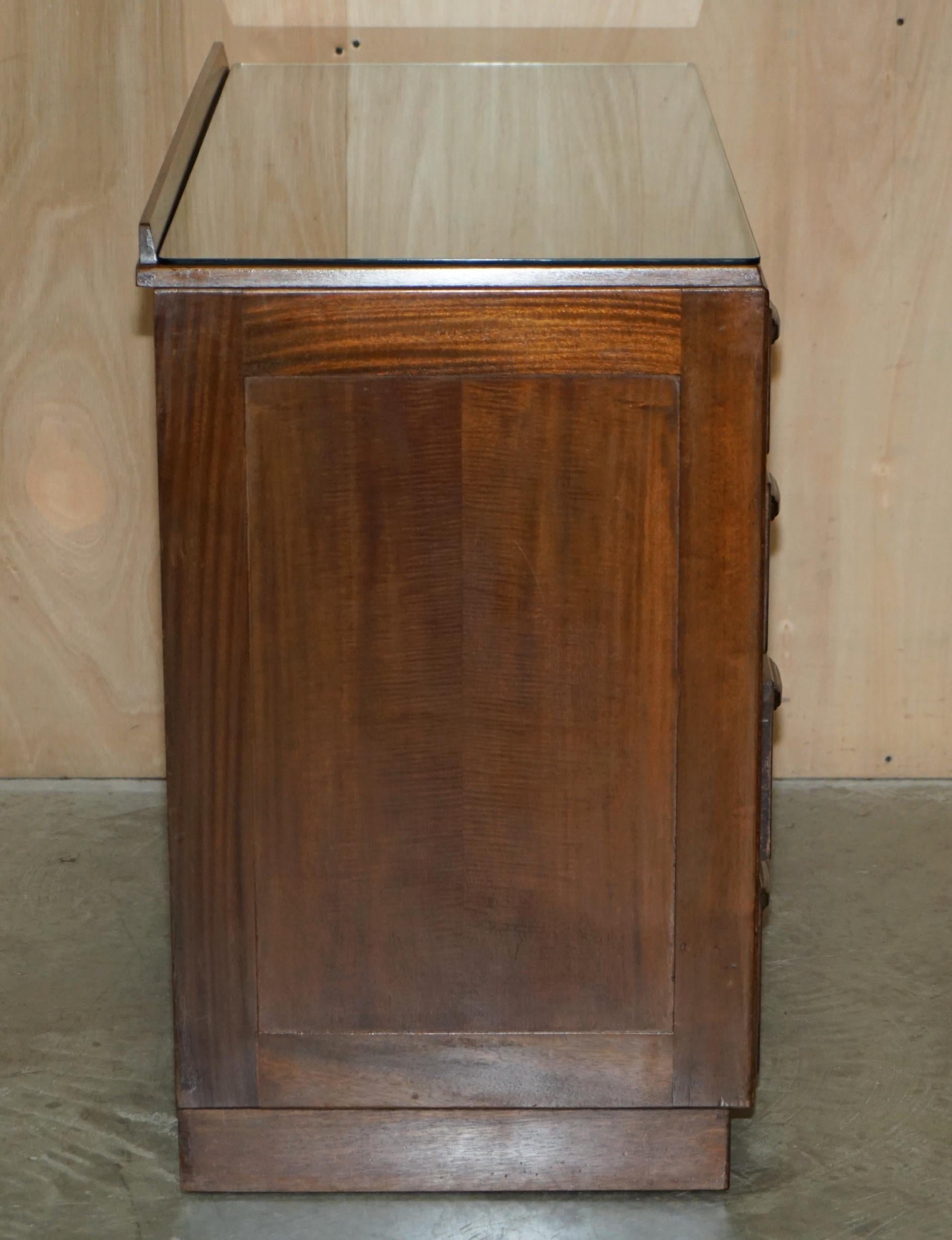 Coffres à tiroirs en chêne anglais de style mi-siècle moderne Alfred COX, vers 1952 en vente 7